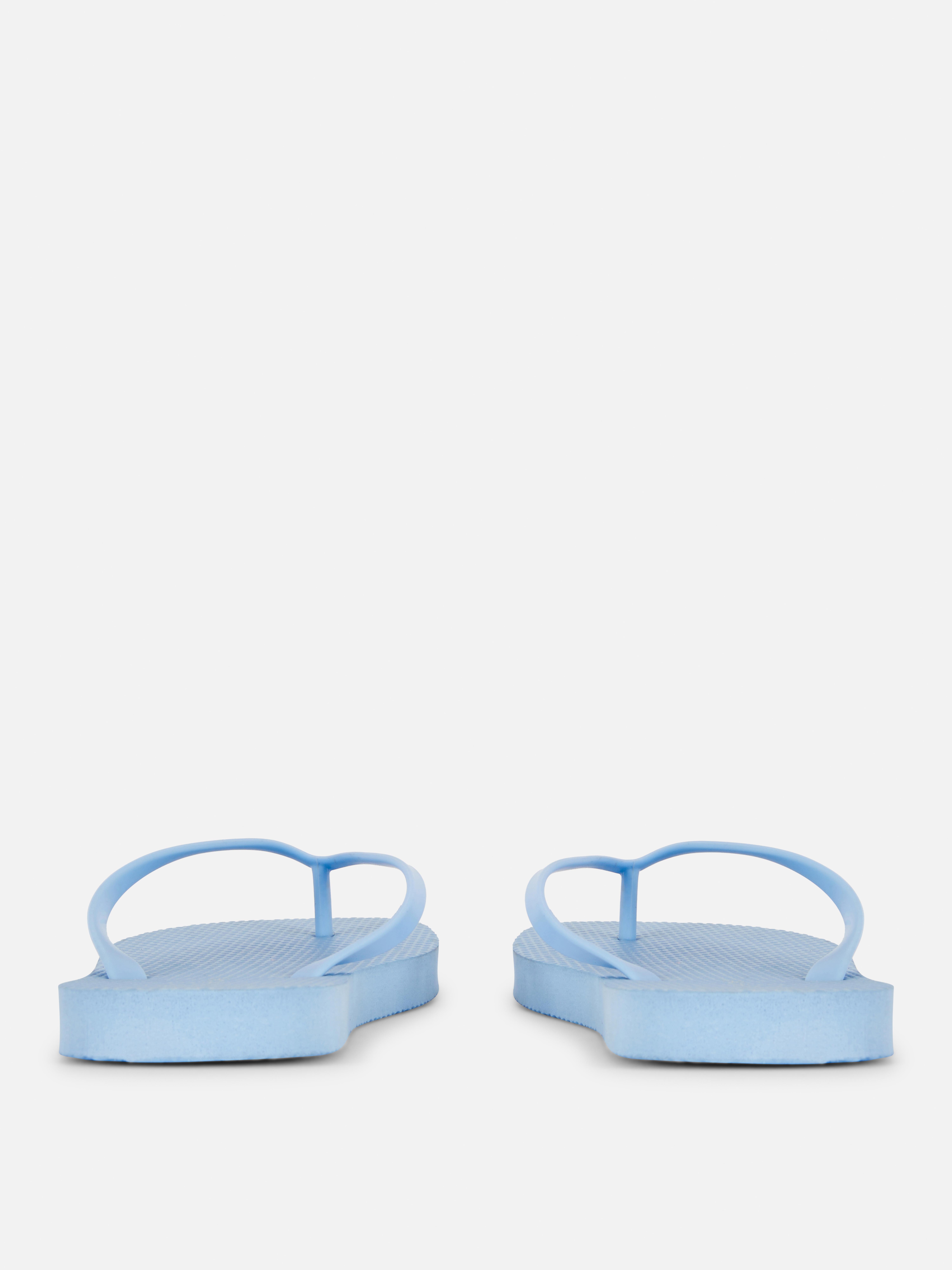 Flip-flops clasici O pereche de flip-flops simpli cu barete înguste și talpă plată