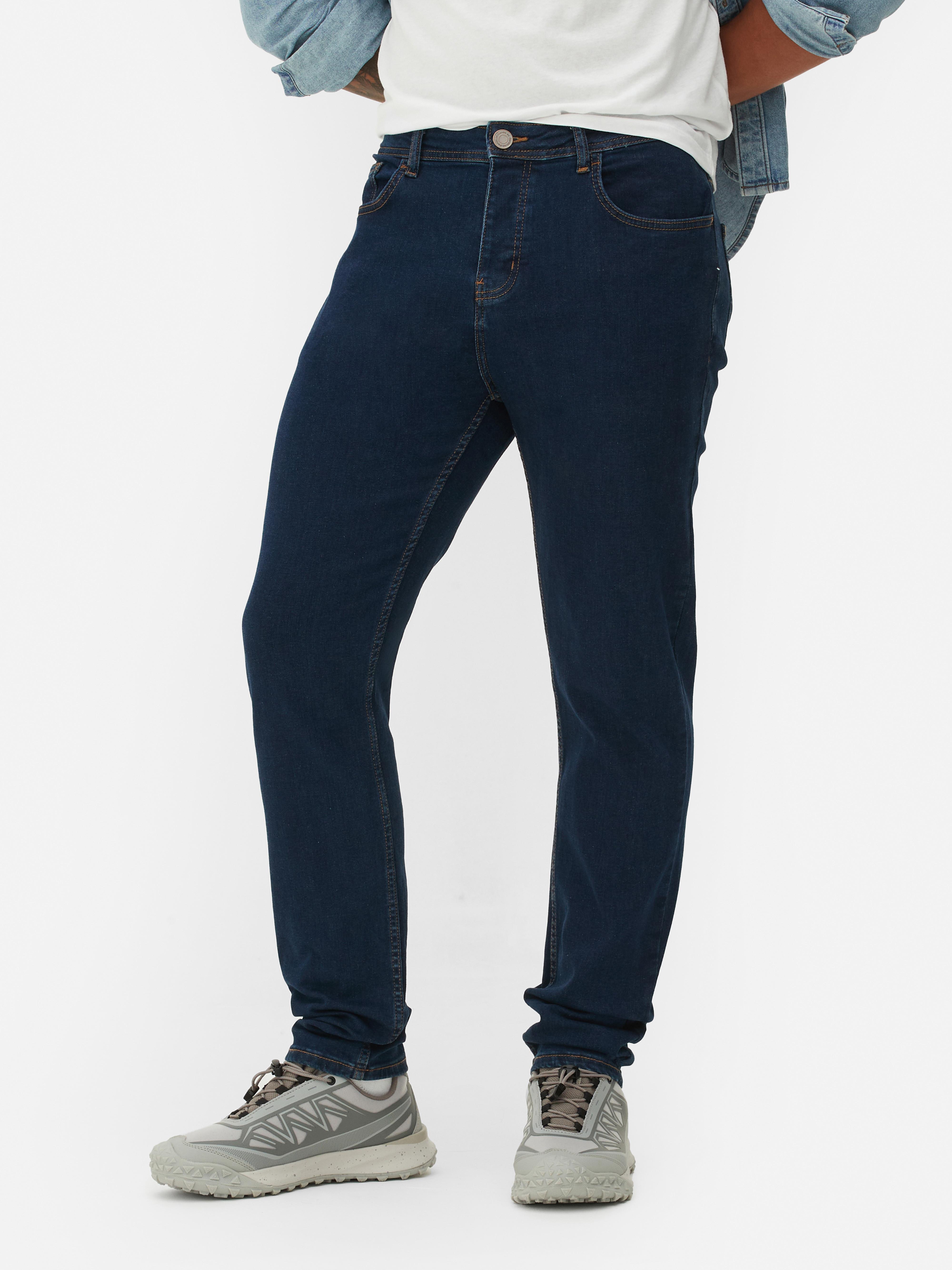 Blugi elastici, slim fit. Blugi mulați cu închidere cu nasturi, cinci buzunare și găici pentru curea.