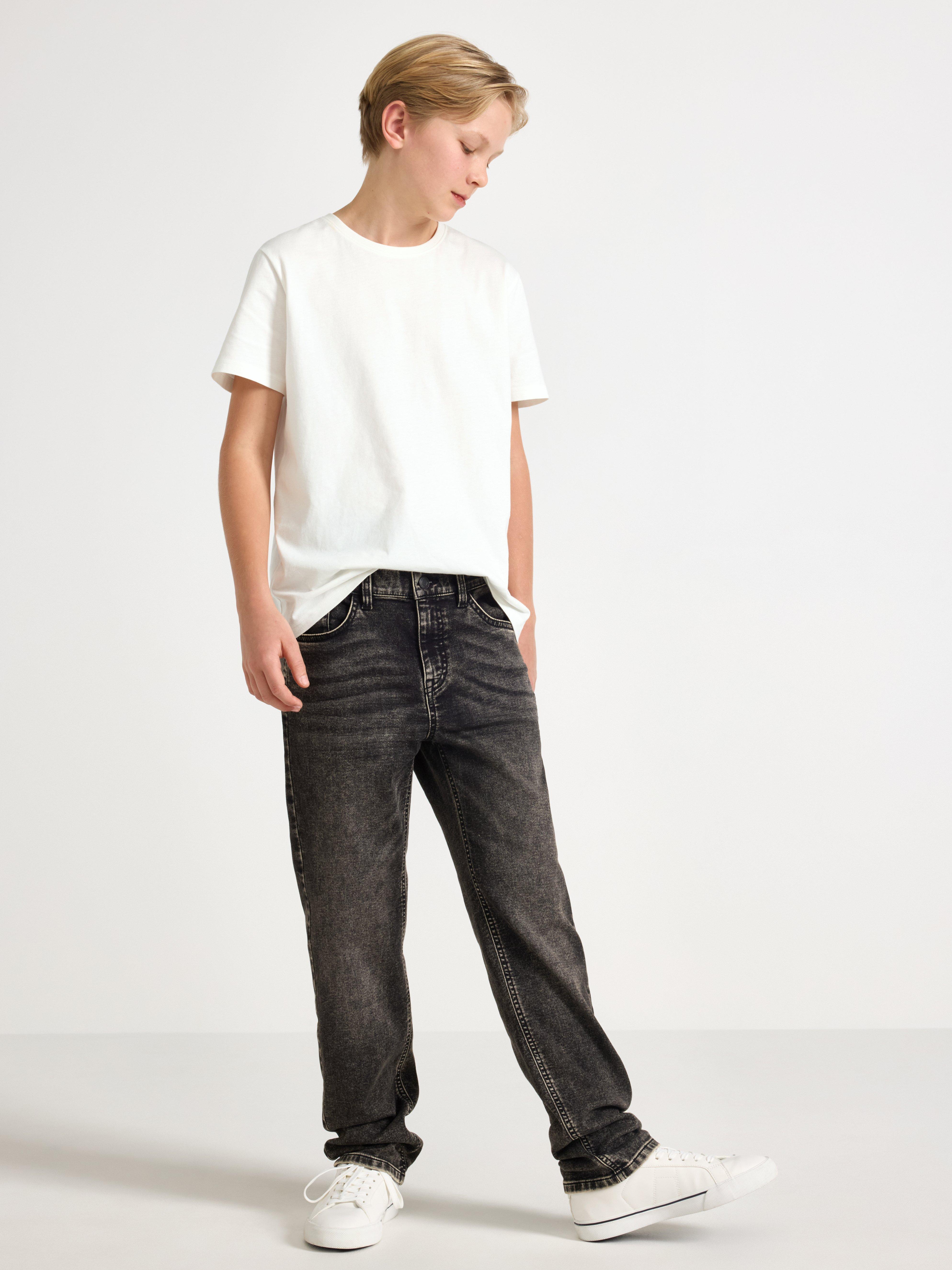 Calça jeans STAFFAN em jersey super elástico, com perna reta e cintura normal, preta.