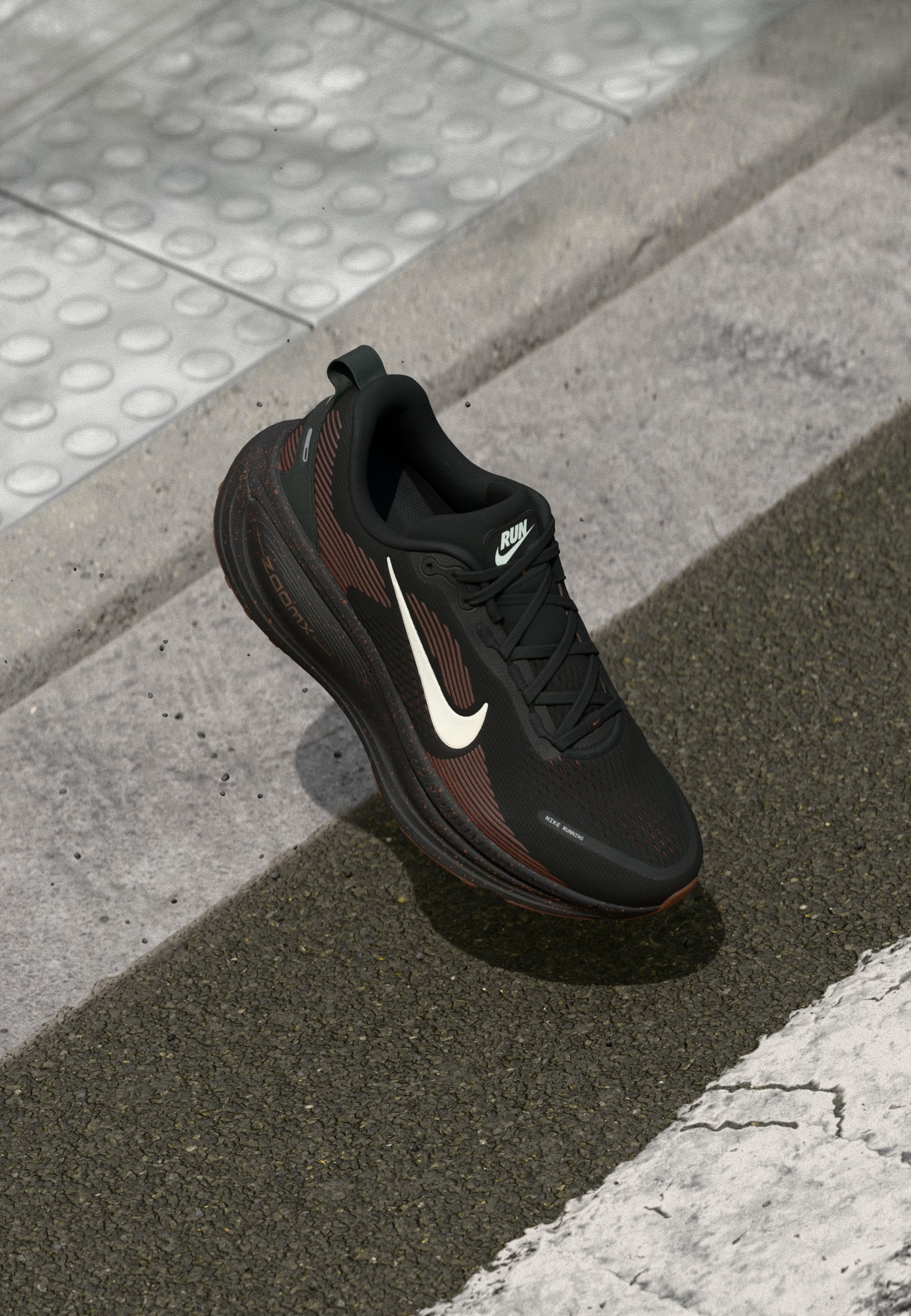 Nike Performance VOMERO 18 - Chaussures de running sur route - noir/pierre de fer/marron/ocre du désert