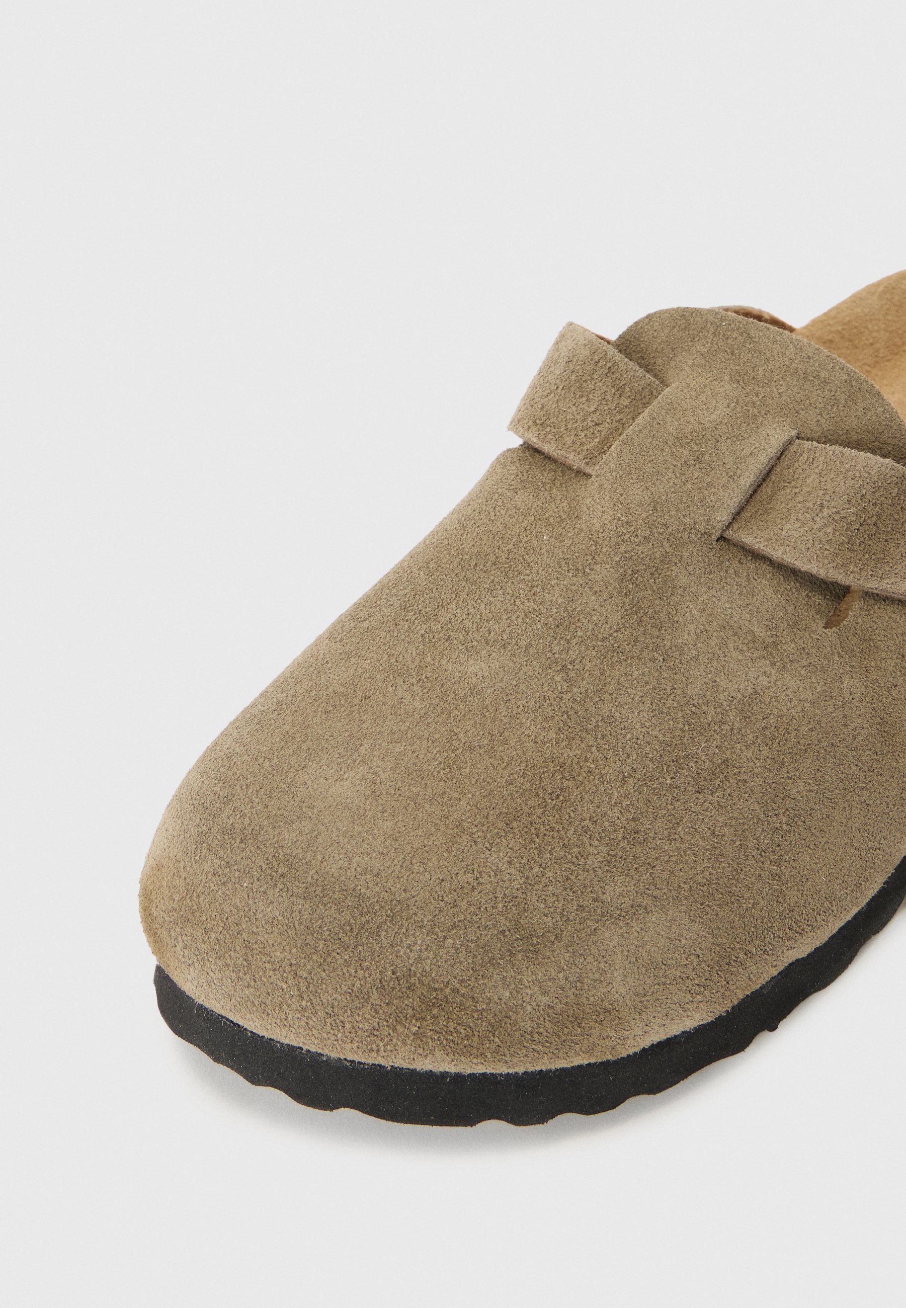 Pantoufles unisexes en cuir Pier One - kaki