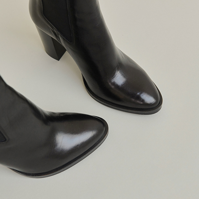 Bottines à bouts pointus et élastiques  en cuir noir