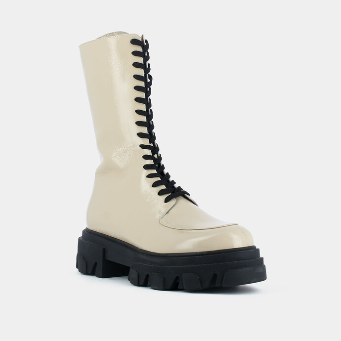 Bottines à lacets et semelle crantée  en cuir vernis beige