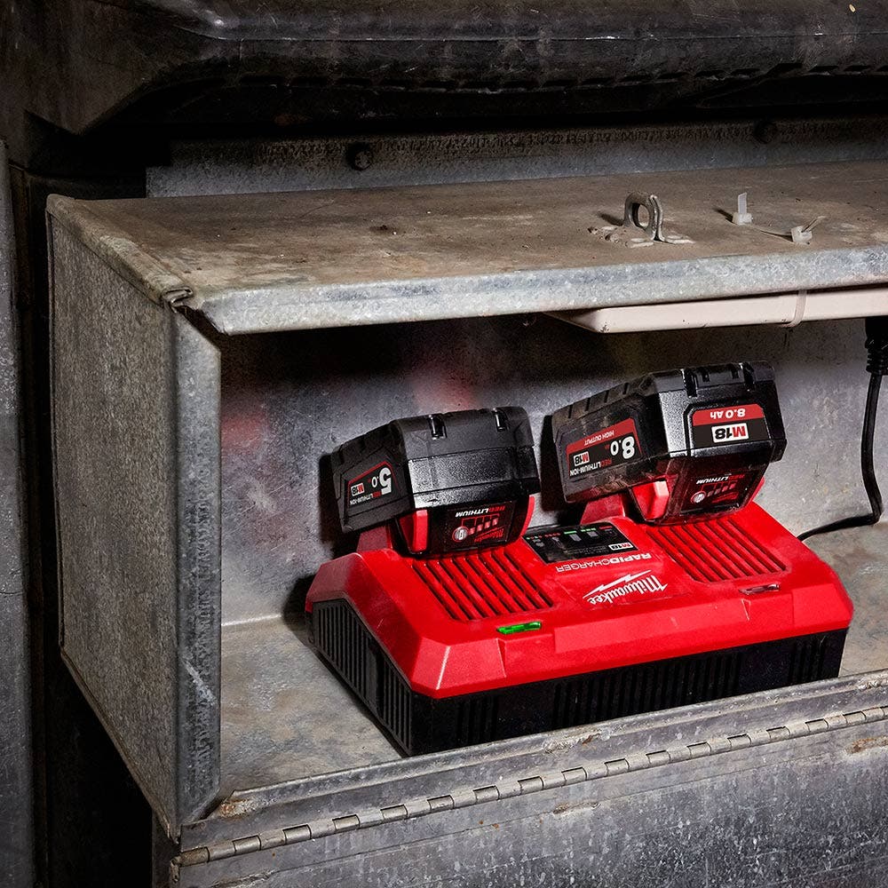 Carregador rápido Milwaukee de 18V com duas baias, carregamento simultâneo M18DFC