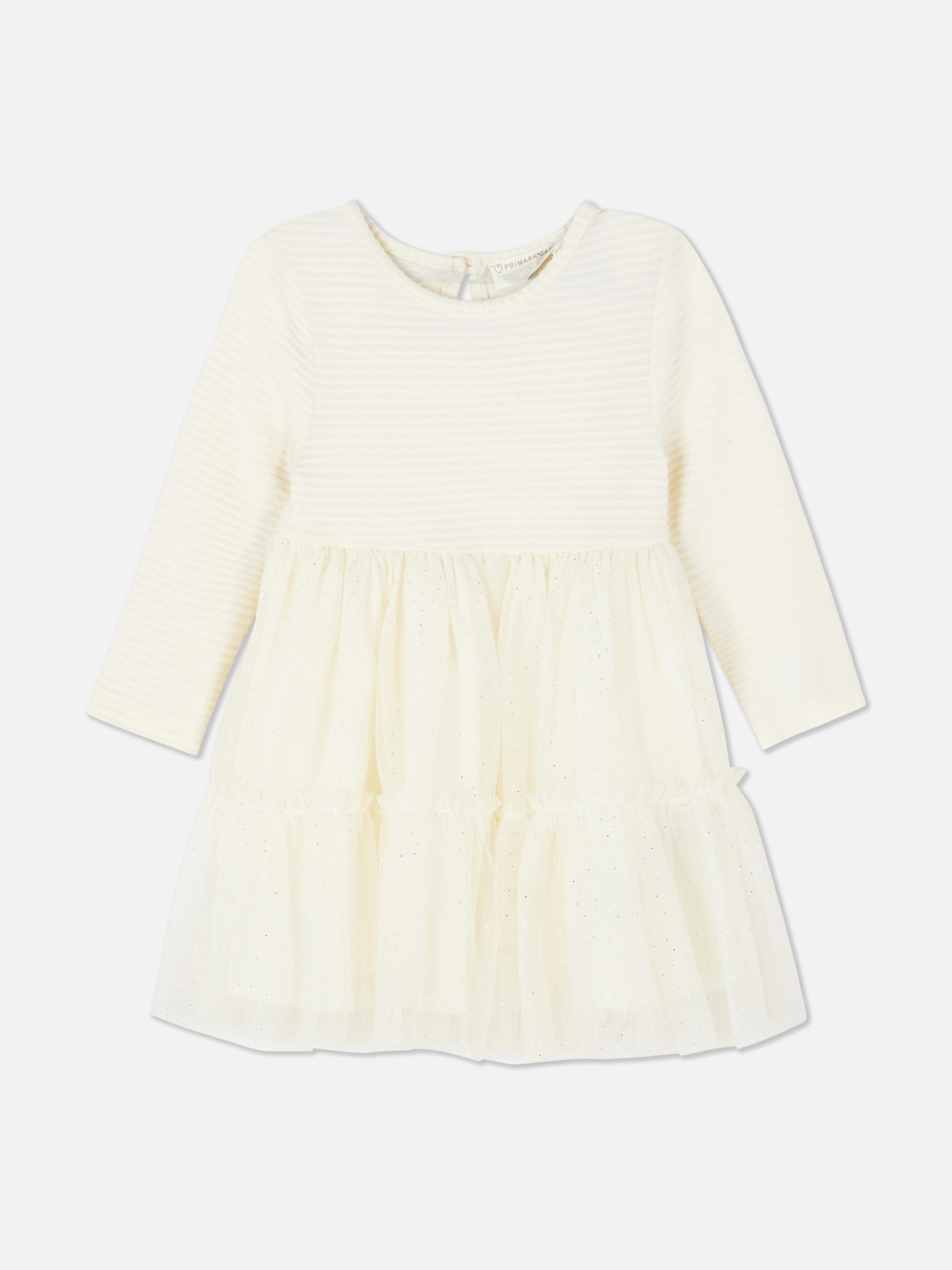 Rochie tutu cu nervuri. Această rochie tutu are un decolteu rotund, mâneci lungi și o fustă din tul.