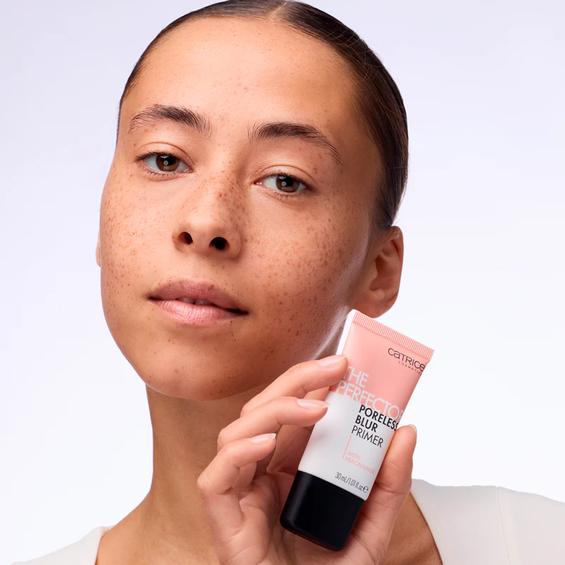 Podkladová báza pod make-up Catrice The Perfector Poreless Blur minimalizuje póry
