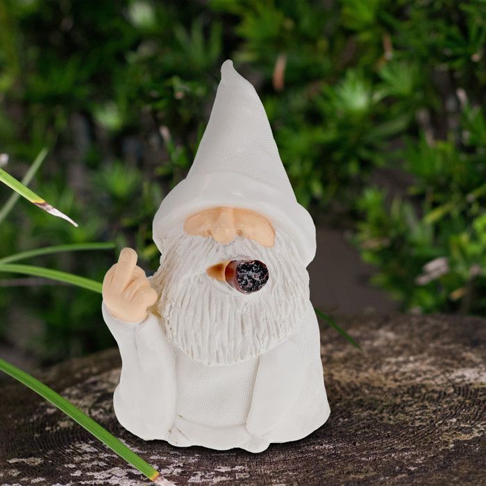 Gnomo de jardín Relaxdays con cigarro, haciendo un gesto obsceno, resistente a la intemperie y a las heladas, color blanco.