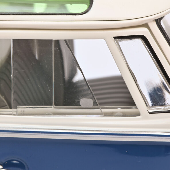 Mașină model VW T1b Samba (scara 1:18)