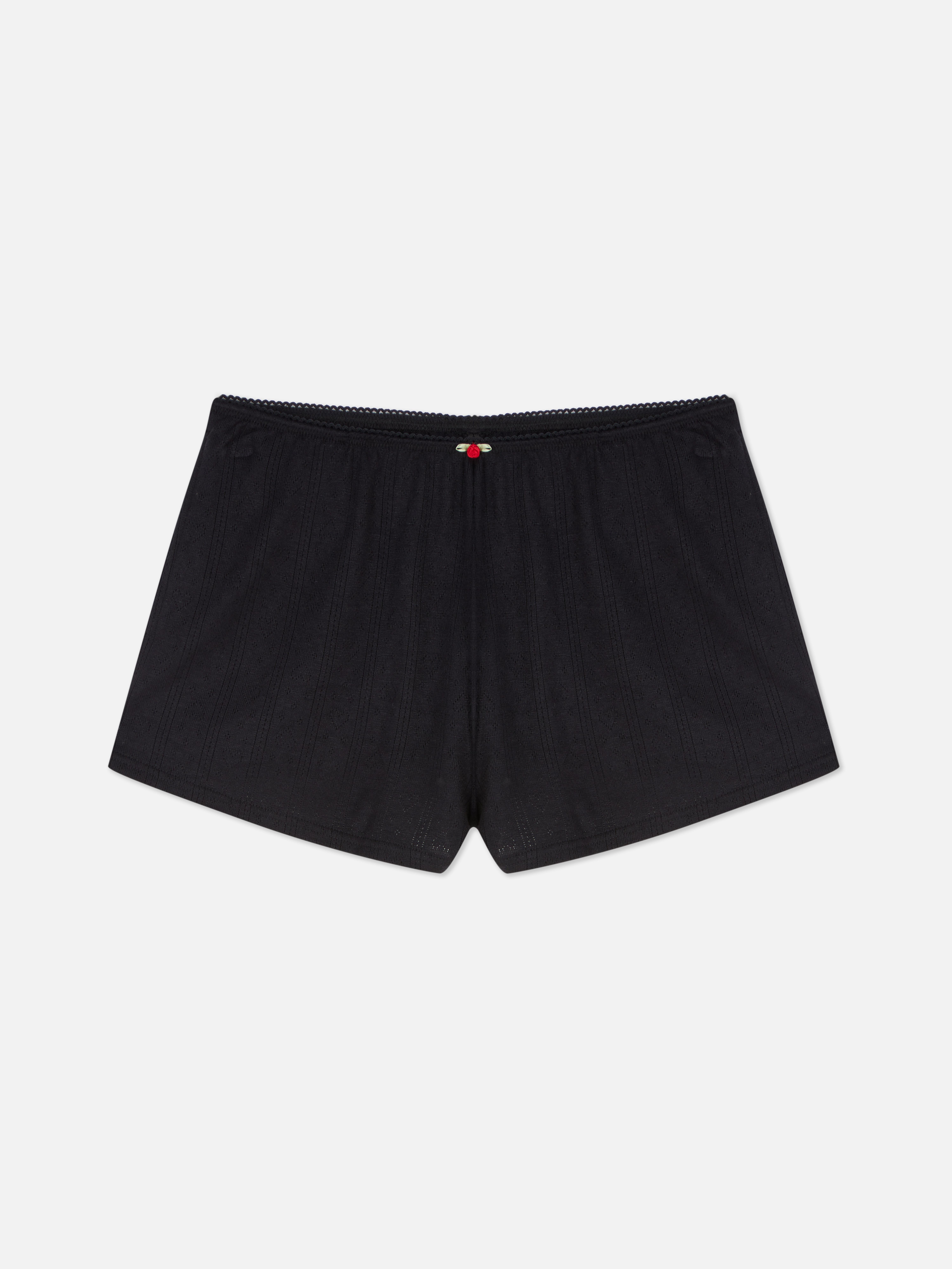 Pantaloni scurți de pijama cu ajurat și trandafiri. Pantaloni scurți de pijama cu ajurat, trandafiri și garnitură picot.