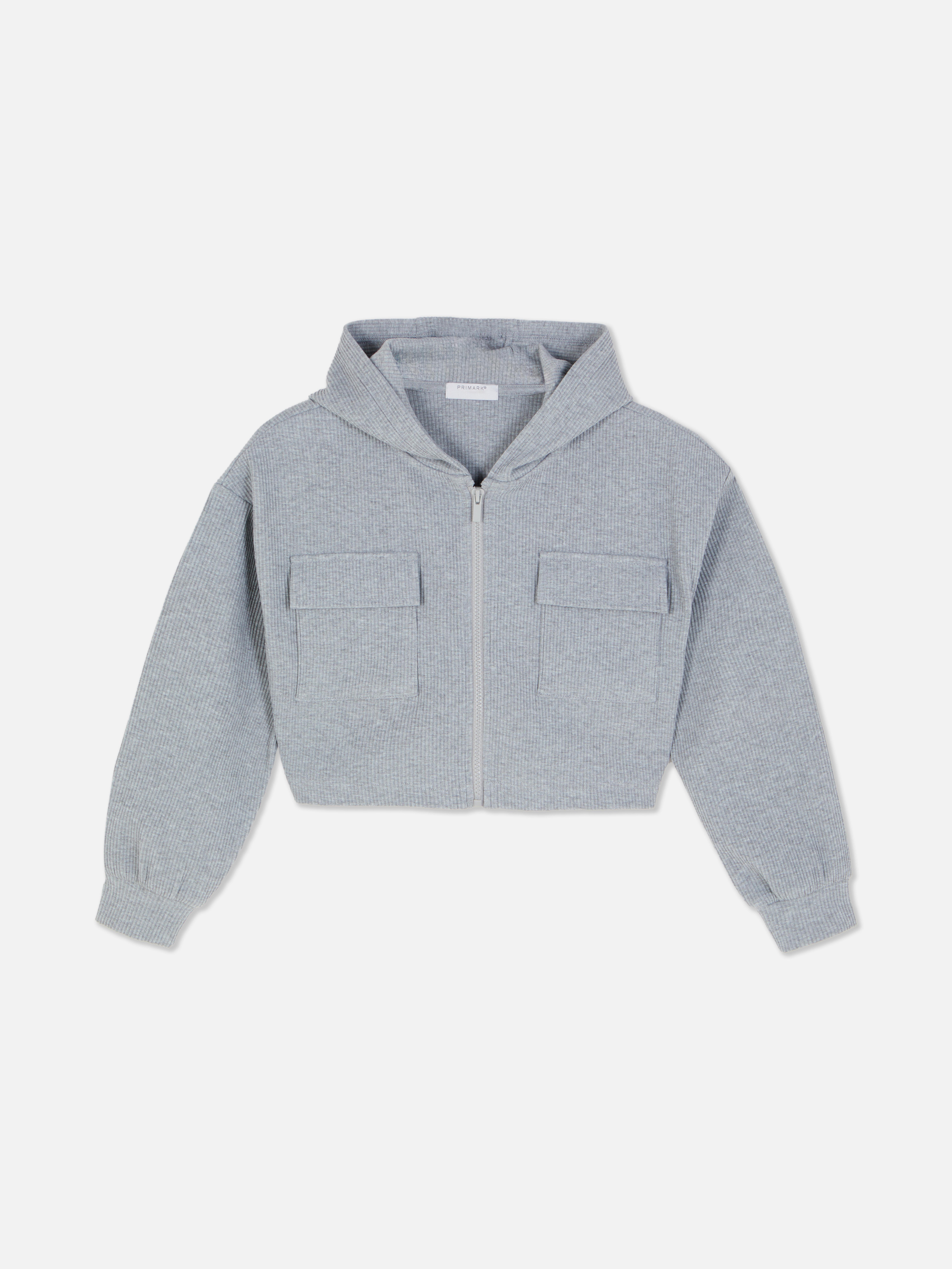 Passender gerippter Hoodie mit Reißverschluss. Ein gerippter Langarm-Hoodie mit Bündchen, Brusttaschen und Frontreißverschluss.