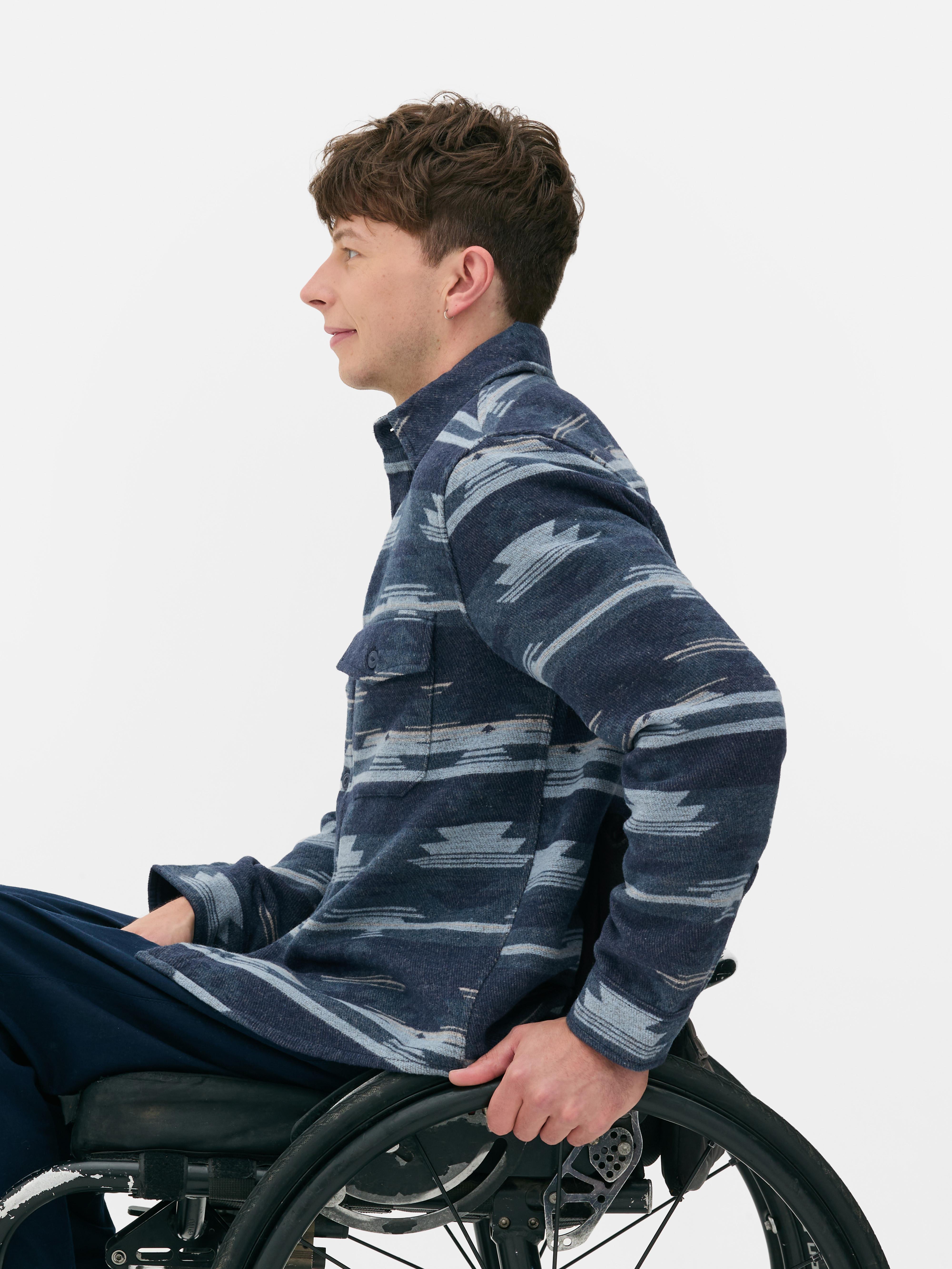 Tricou cu model geometric. Un tricou casual cu guler, două buzunare la piept și un model geometric integral.