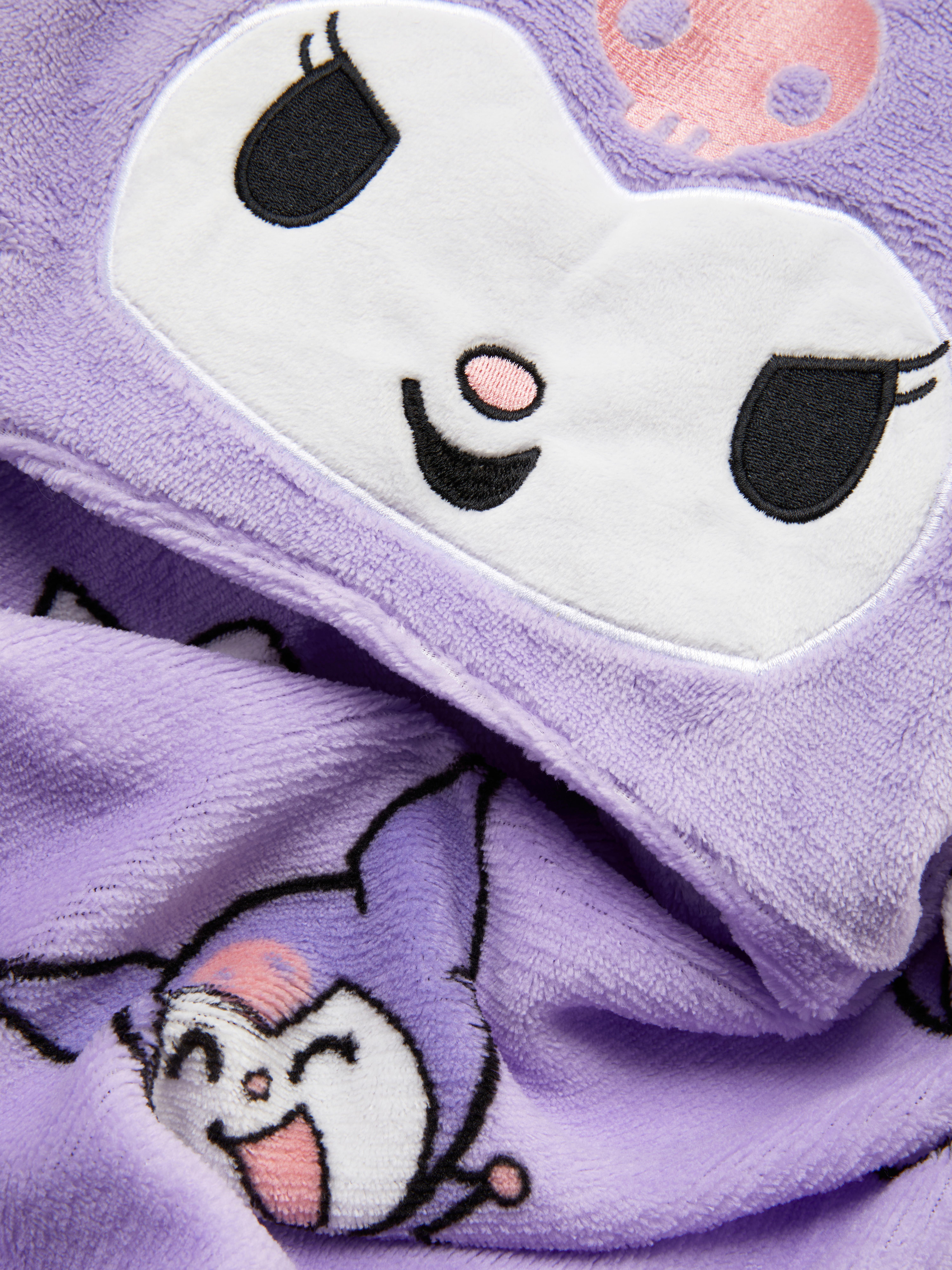 Pătură cu glugă Kuromi de la Hello Kitty O pătură cu glugă și un design Kuromi