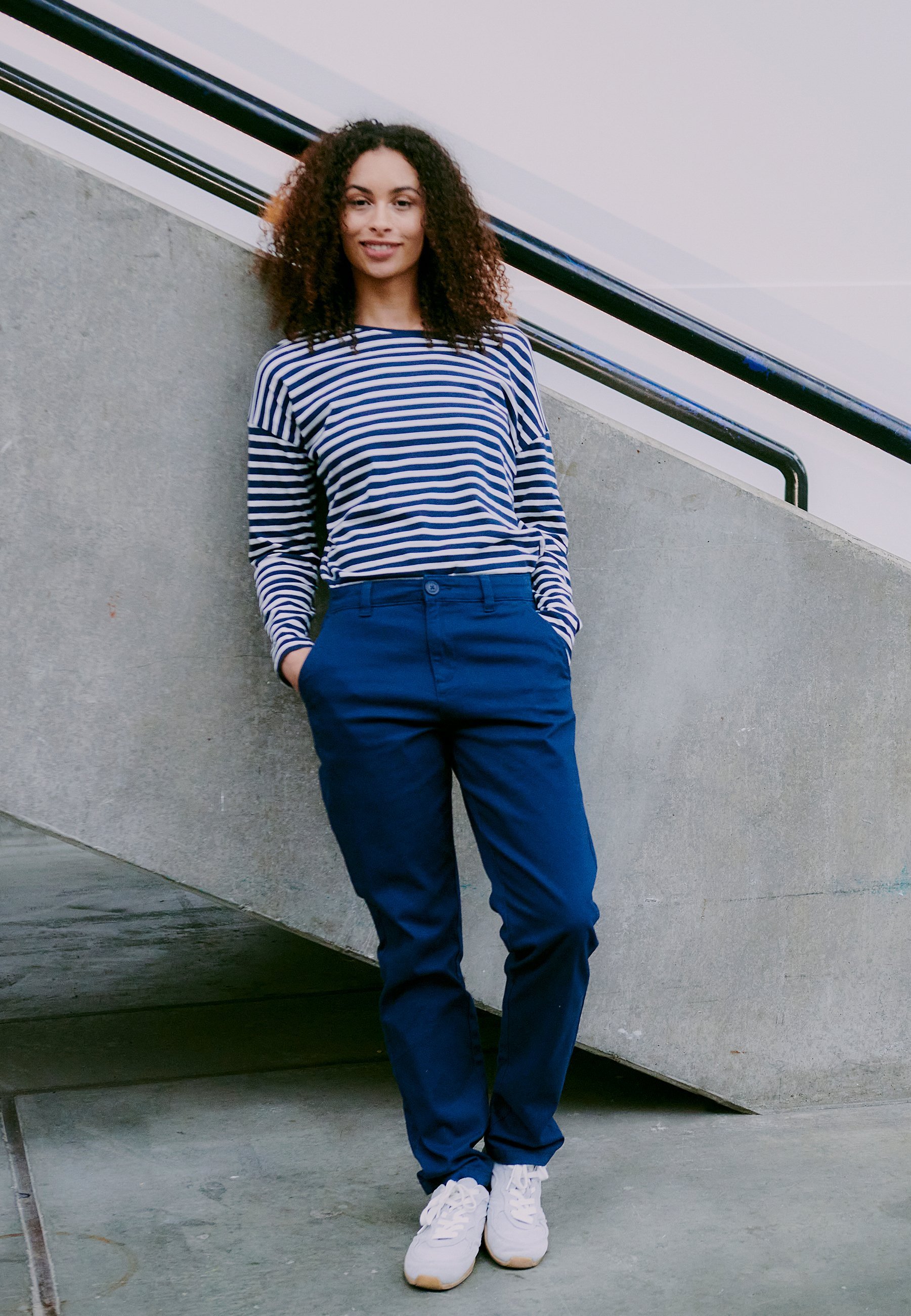 Oxmo OXKVITANA REGULAR FIT - Chino - dress blues