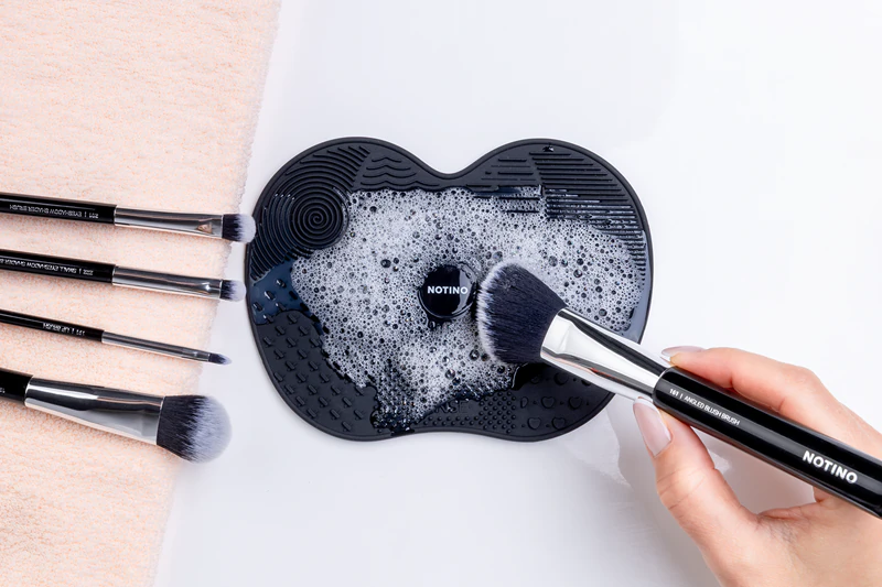 Tapete de silicone para limpeza de pincéis de maquiagem Notino.