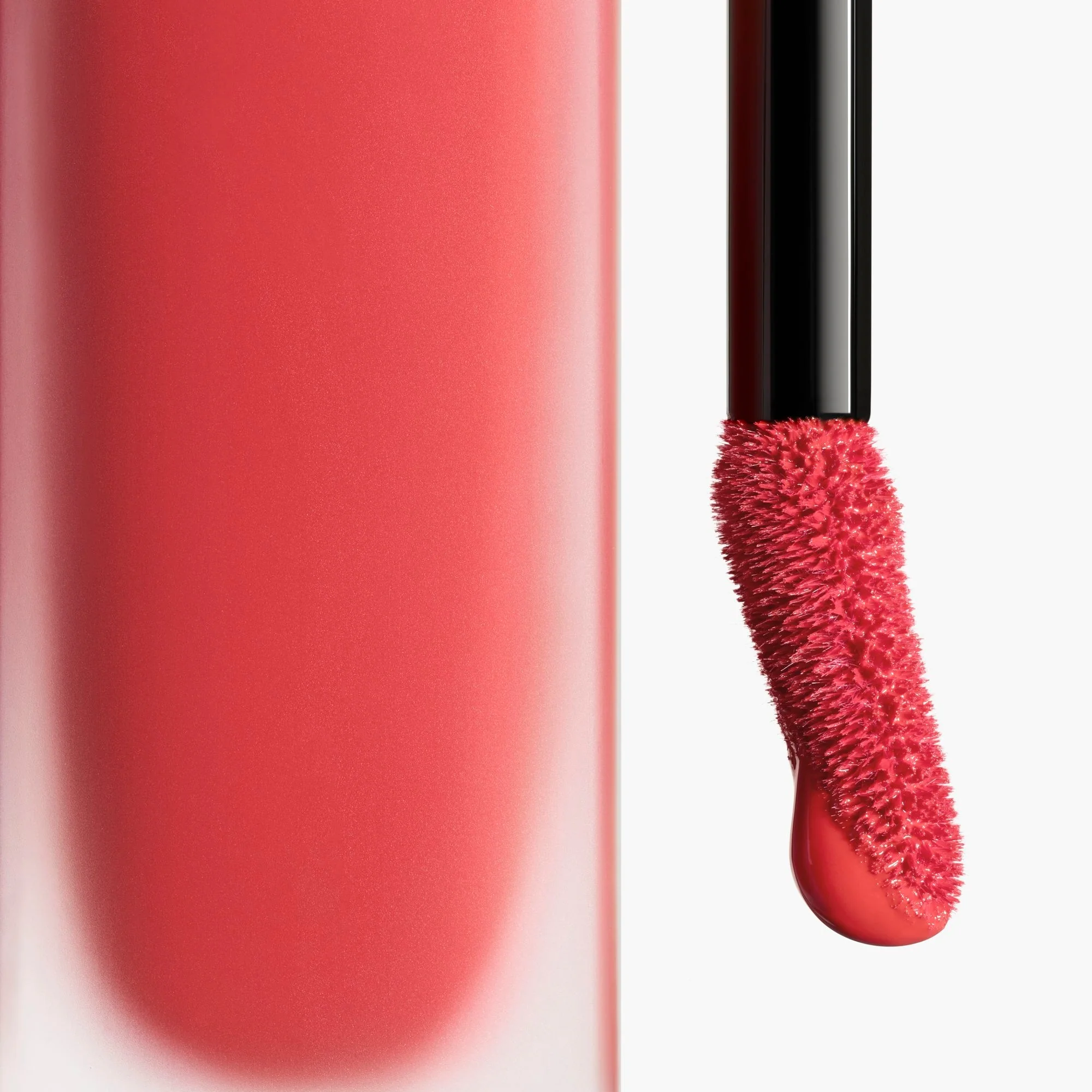 ROUGE ALLURE LIQUID VELVET - IL ROSSETTO FLUIDO OPACO INTENSO ULTRA-TENUTA