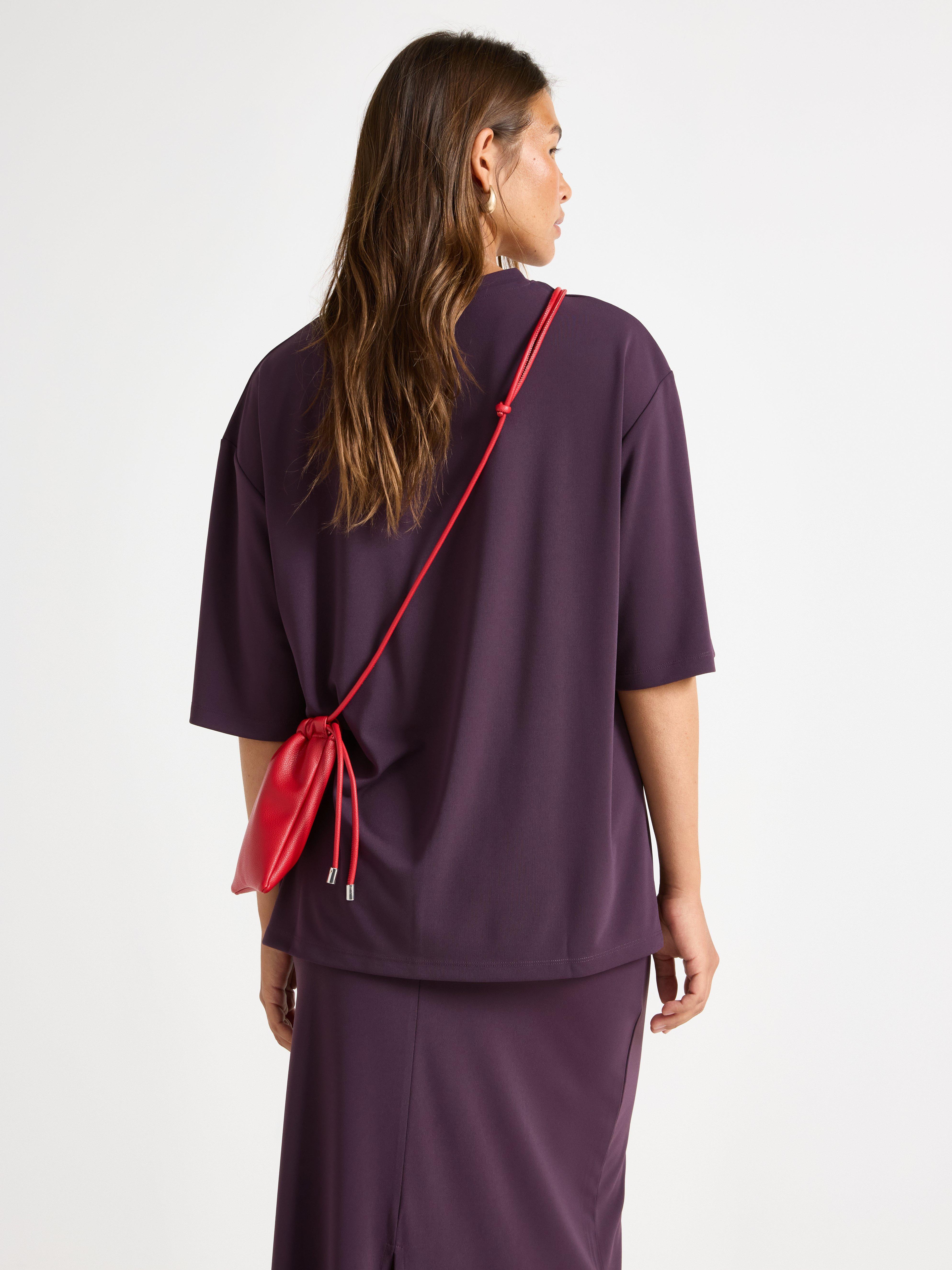 Blusa oversized de manga curta na cor lilás escuro.