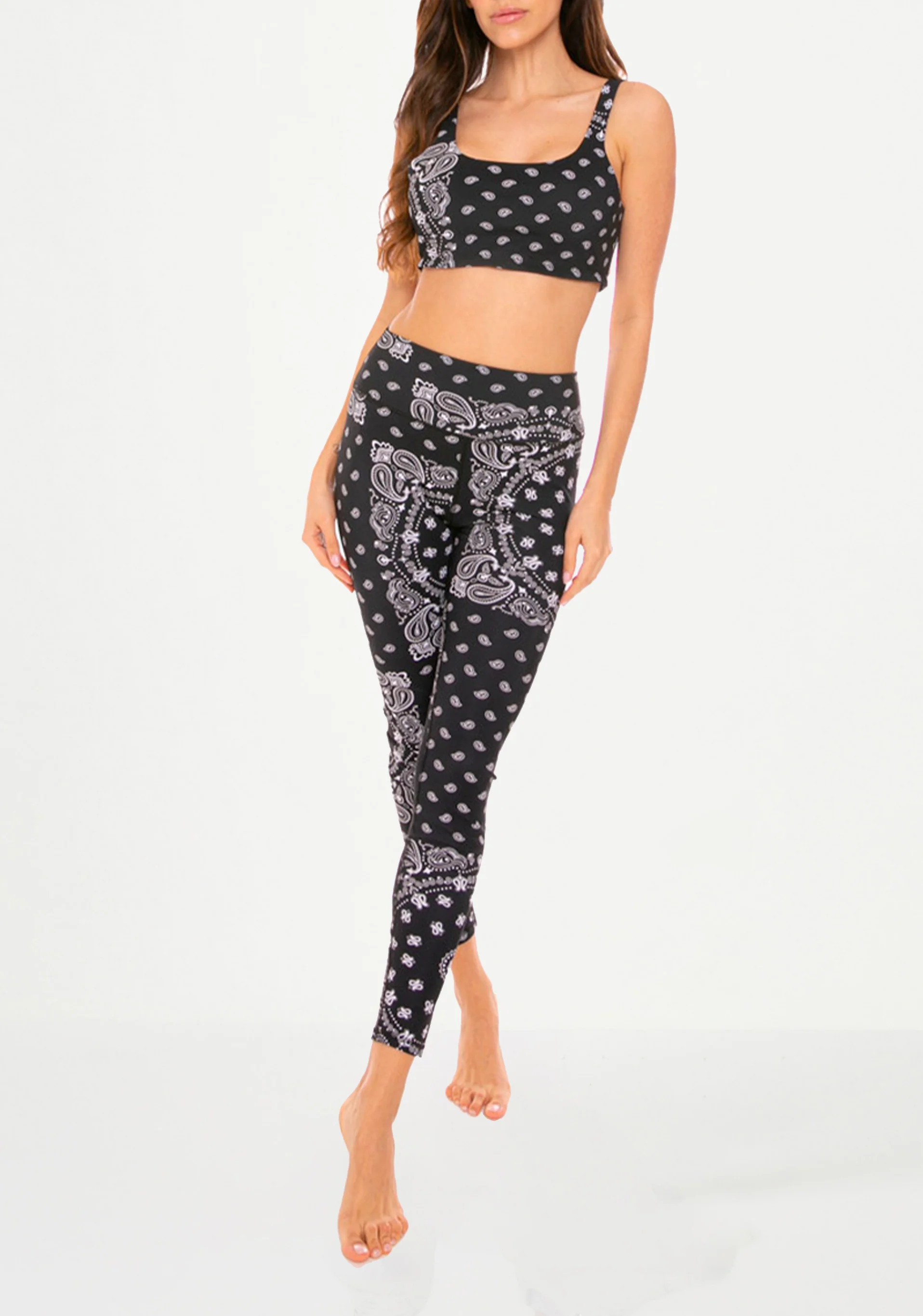 Zwarte yogatop en legging met bandana-print