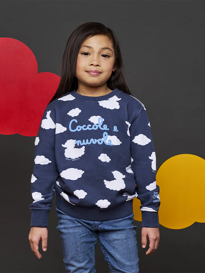 Felpa da bambino girocollo blu con ricamo Coccole e nuvole | EDIZIONE