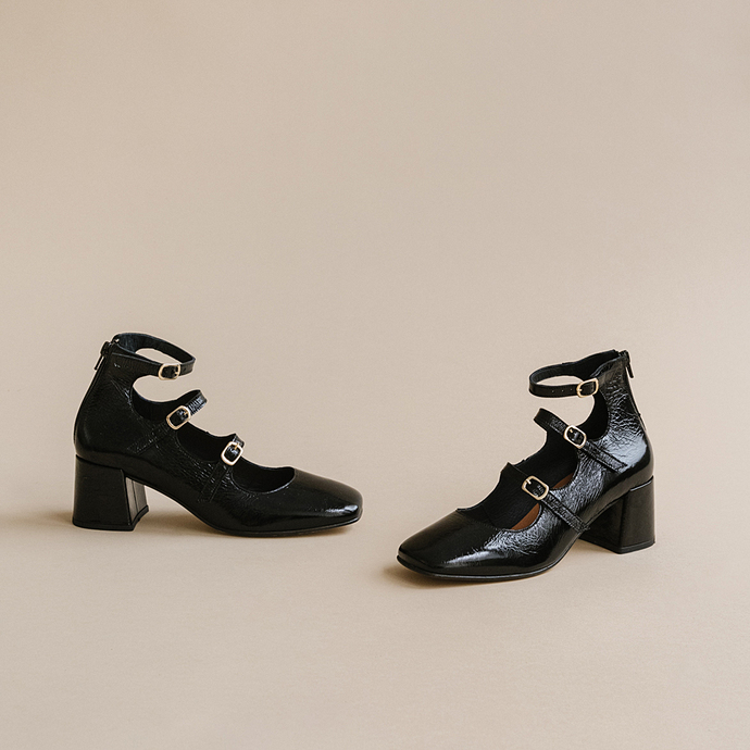 Babies à brides et talons  en cuir brillant noir