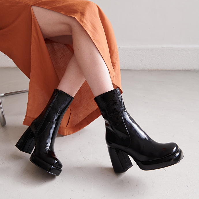 Boots à plateformes et bouts carrés  en cuir brillant noir