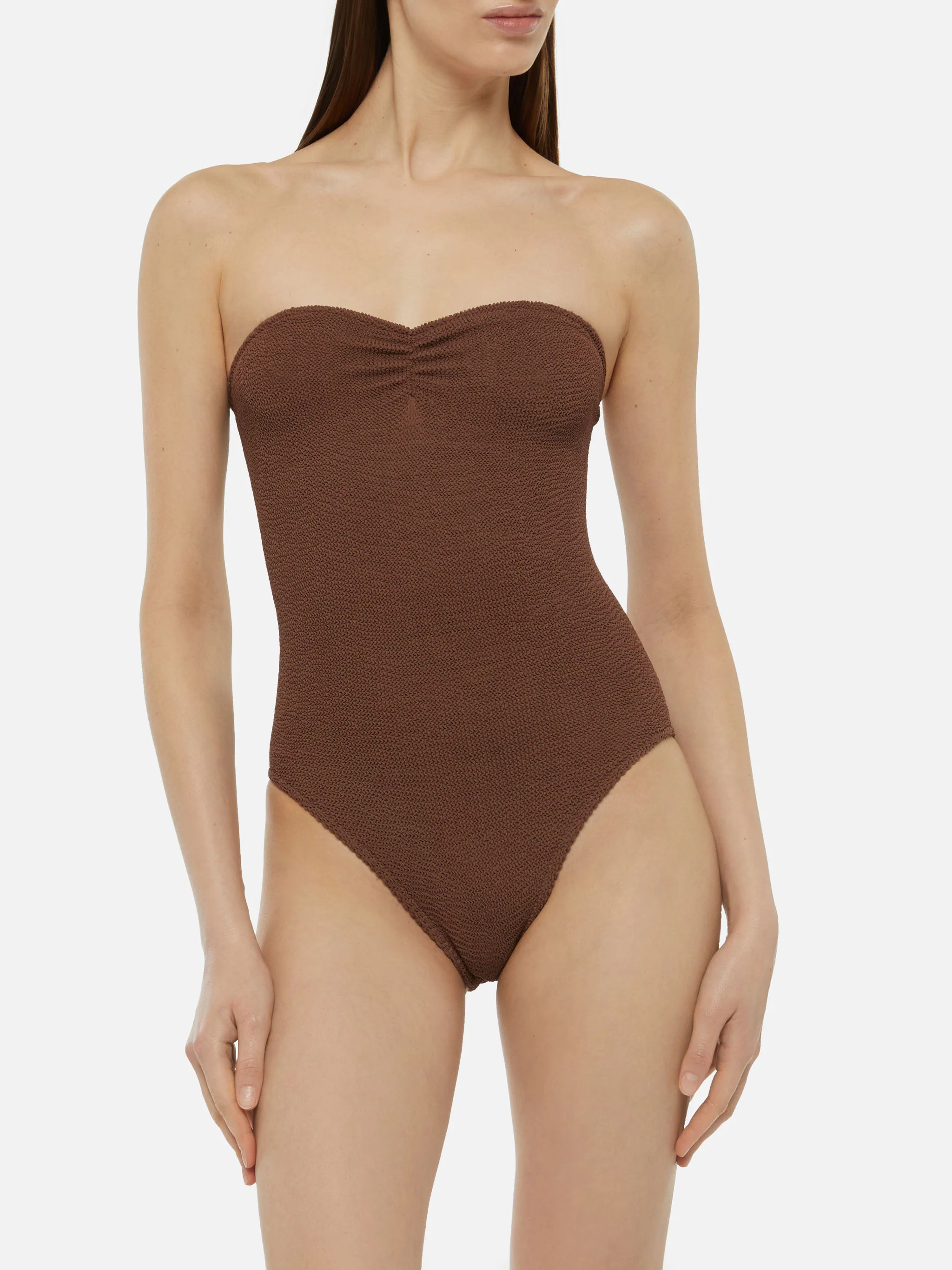Traje de baño de una pieza sin tirantes con textura arrugada de la marca Soleil, color marrón.