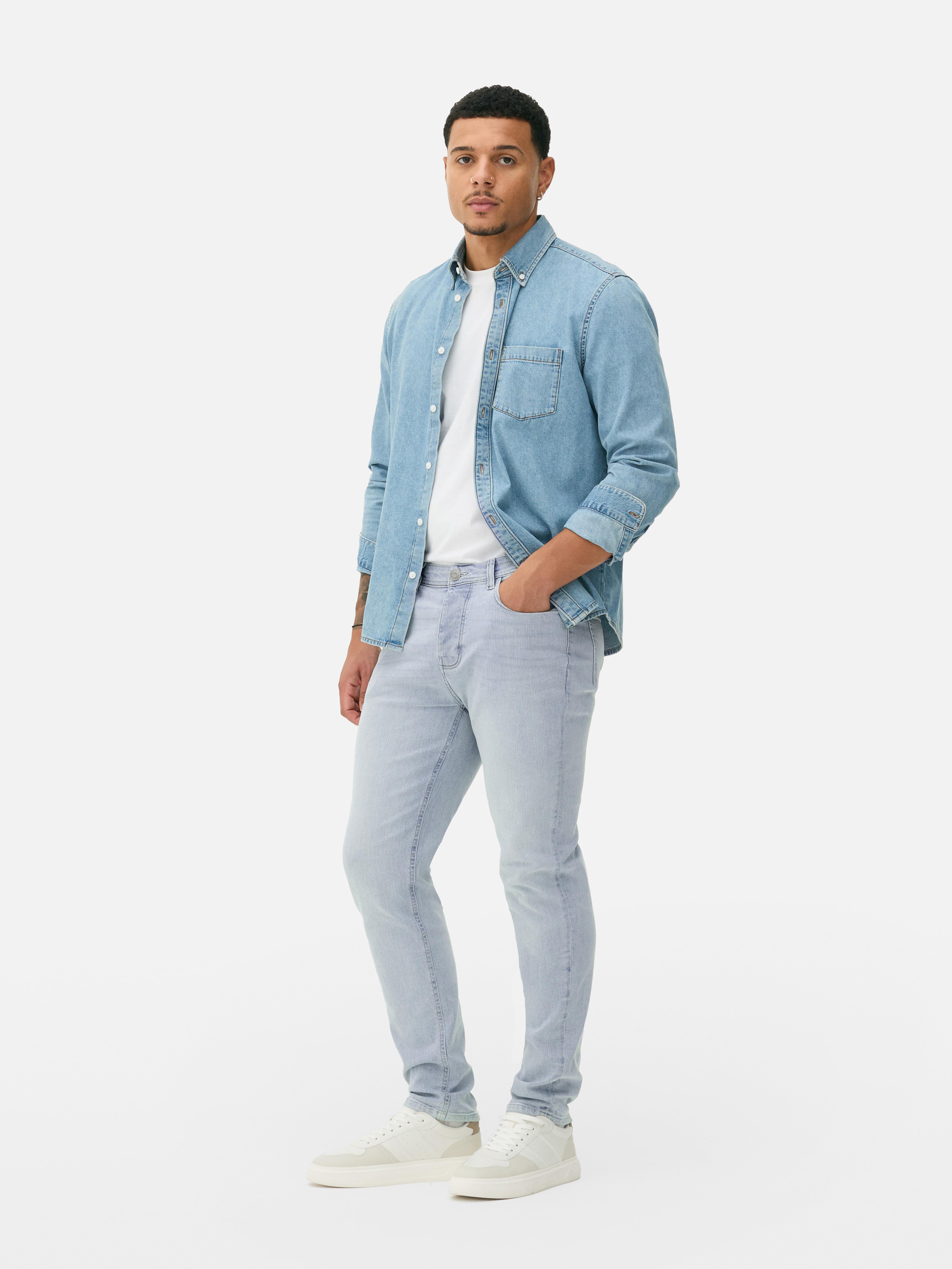 Blugi elastici, slim fit. Blugi mulați cu închidere cu nasturi, cinci buzunare și găici pentru curea.