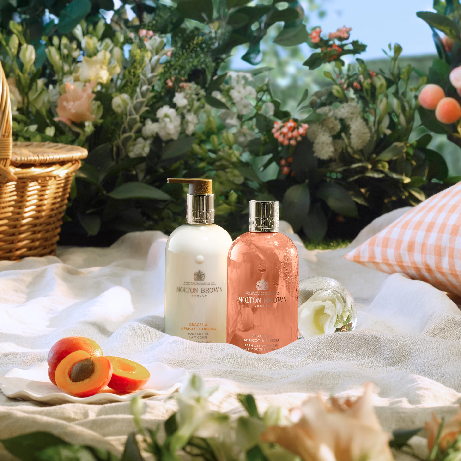 Losion za tijelo Graceful Apricot & Freesia 300 ml - Molton Brown