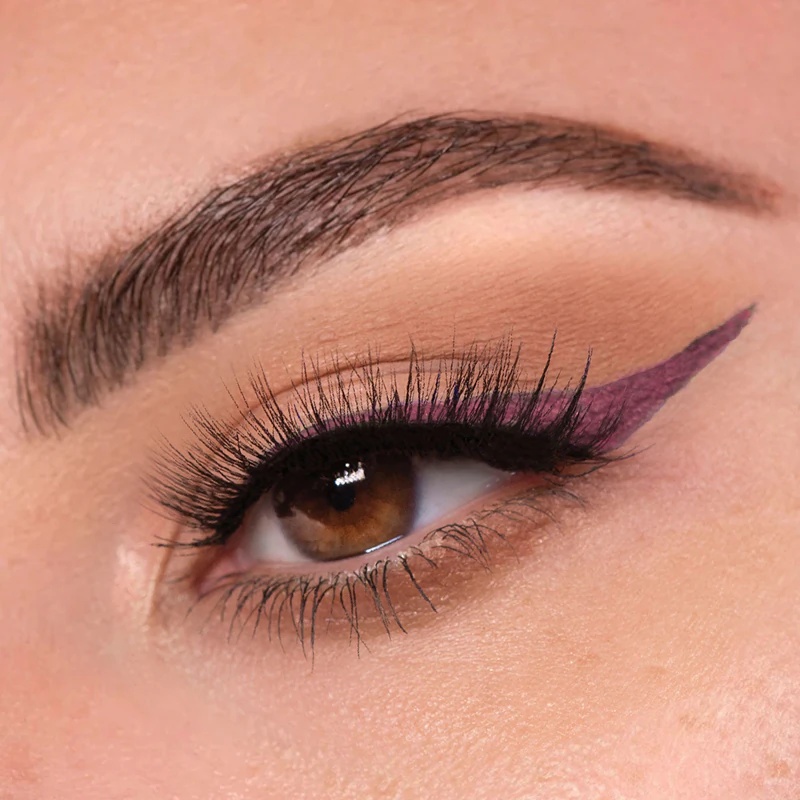 črtalo za oči theBalm Schwing® Liquid Eyeliner w płynie