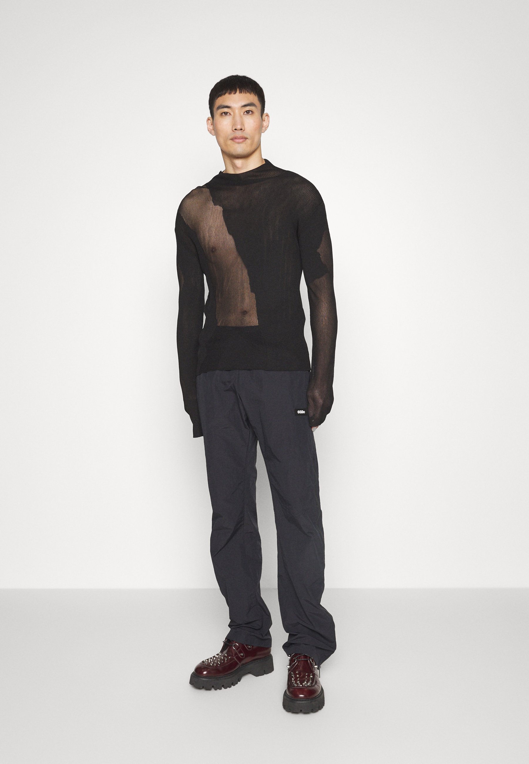 032c LÄBIPAISTEV KÕRVALKAEL - Džemper - must