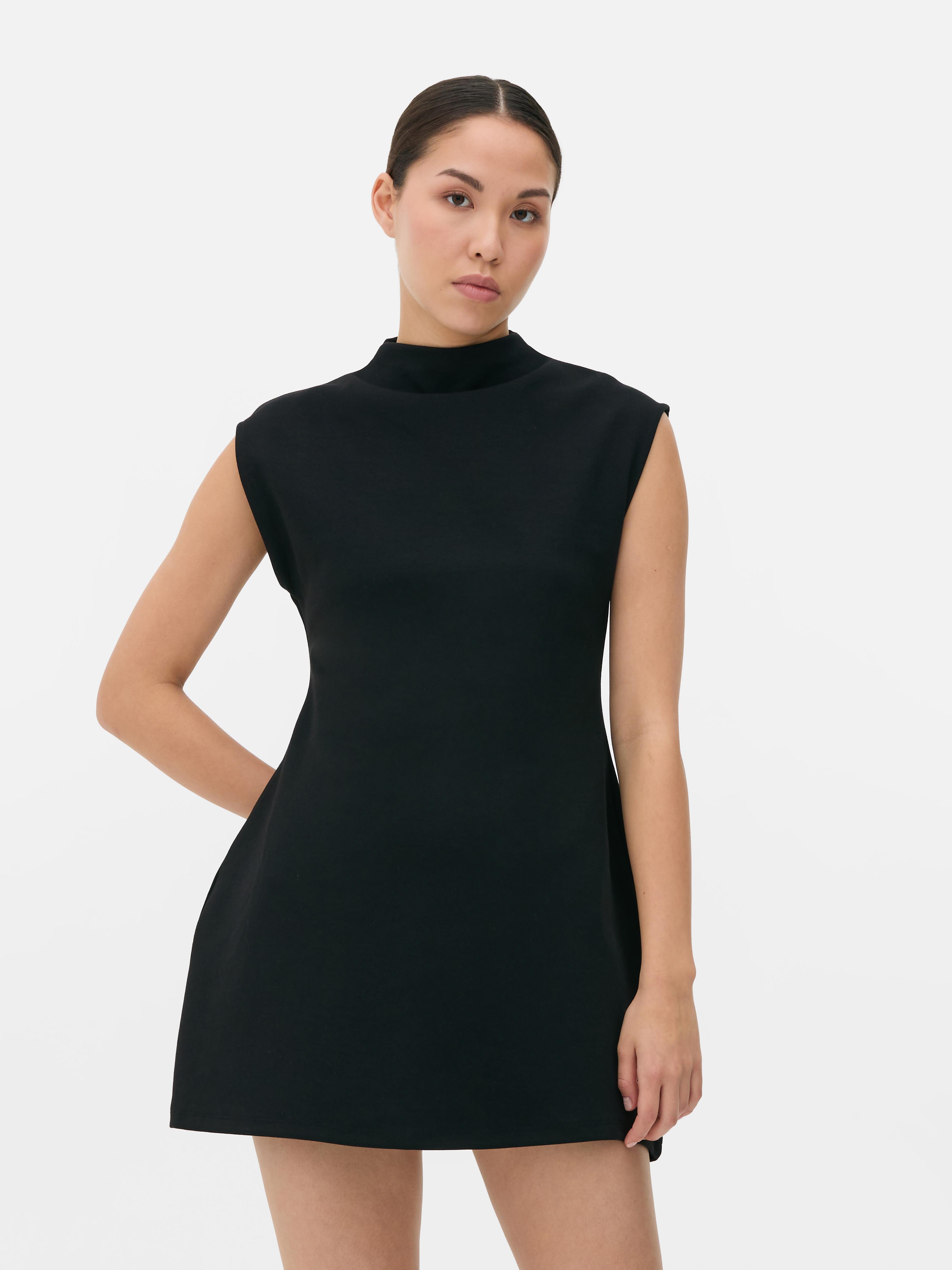 Minikleid mit kurzen Ärmeln Ein klassisches Minikleid mit hohem Halsausschnitt und kurzen Ärmeln