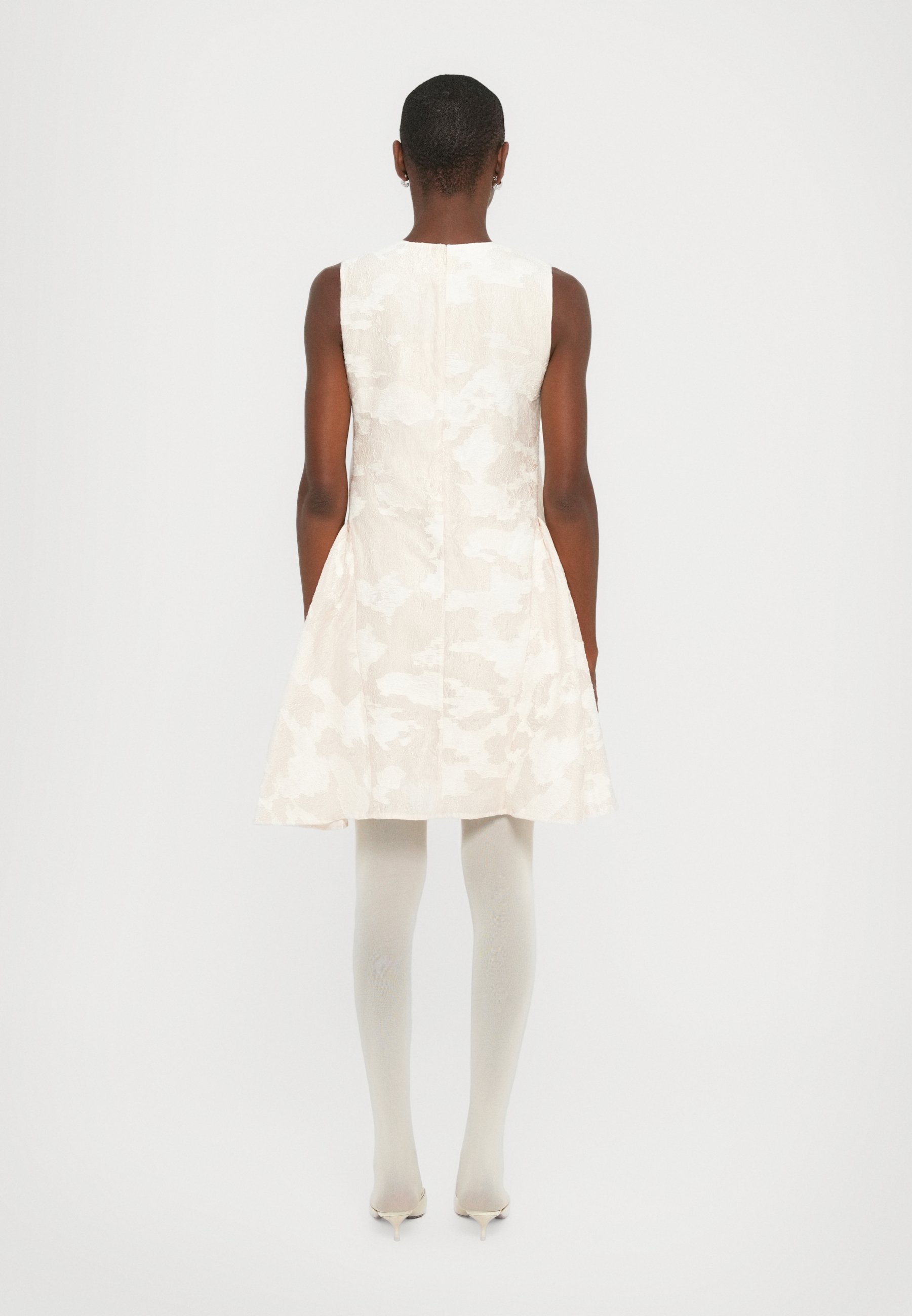 Robe courte sans manches Stine Goya, style romantique et aérien - Robe de jour - crème
