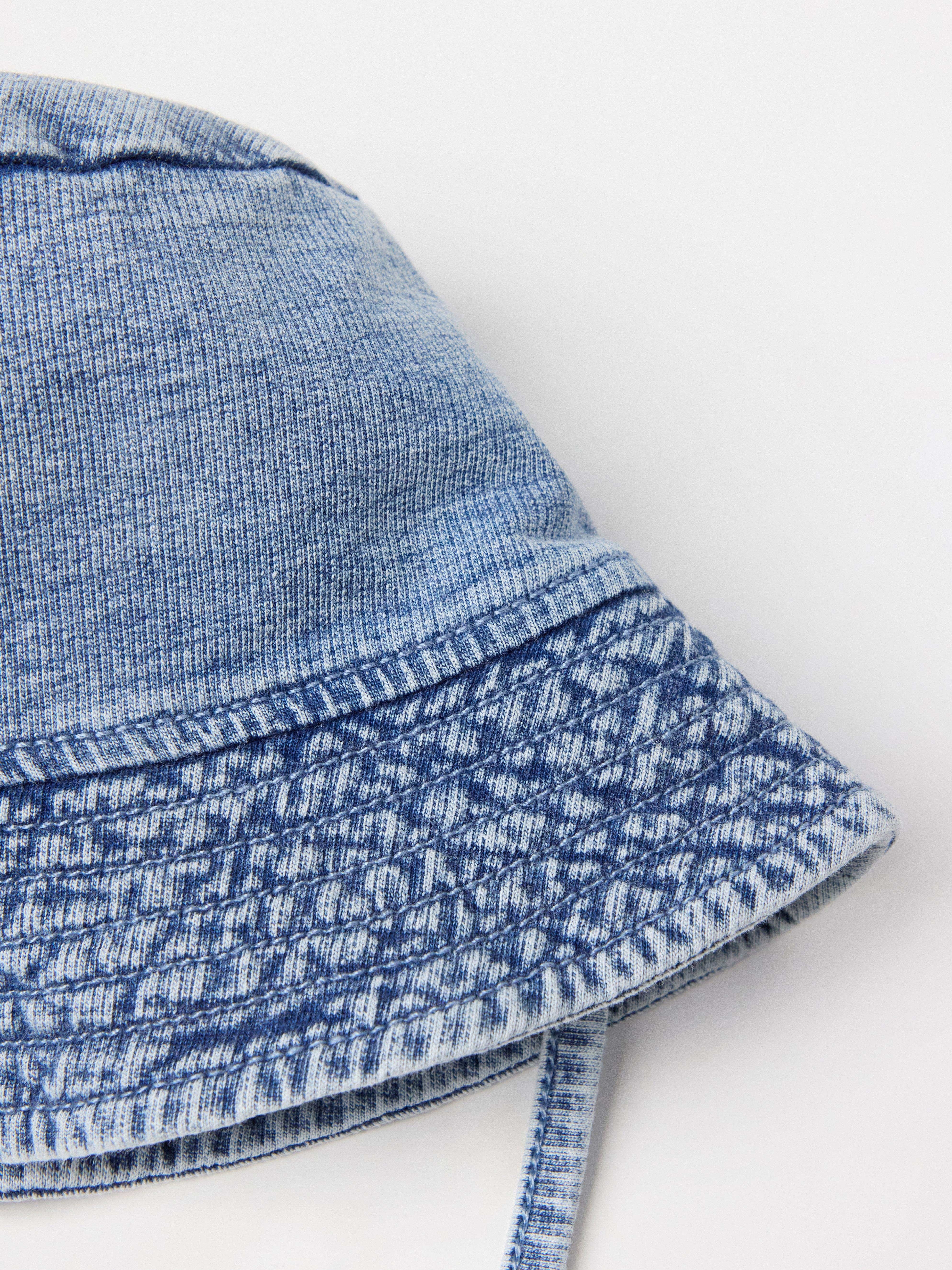 Chapéu de pescador em jeans claro