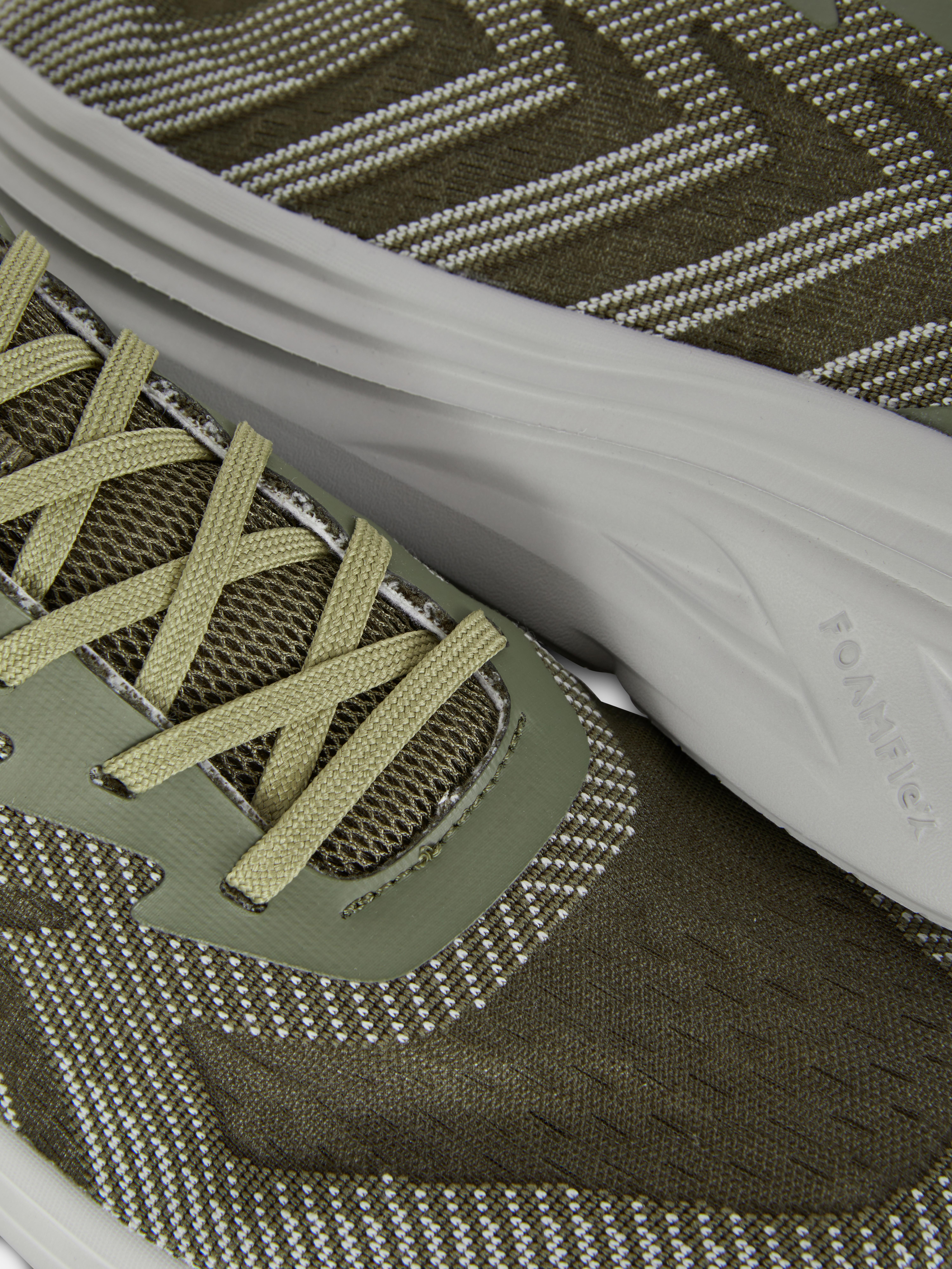 Sneakers con suola in schiuma Sneakers sportive stringate con suola flessibile in schiuma