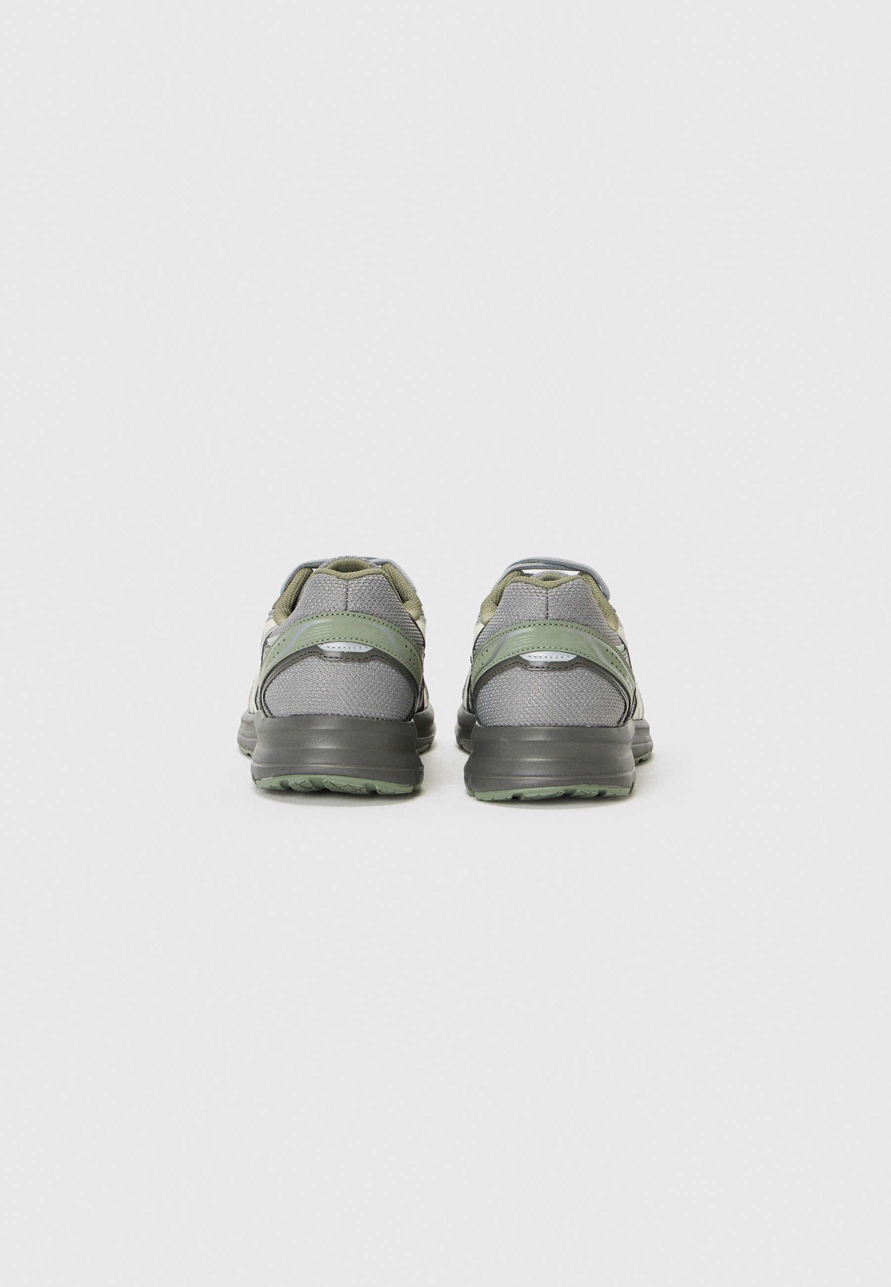 Tênis ASICS SportStyle de cano baixo