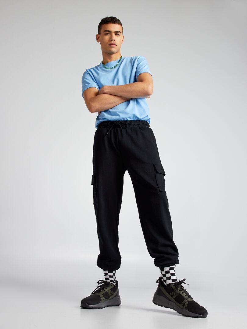 Calça de moletom com vários bolsos - preta