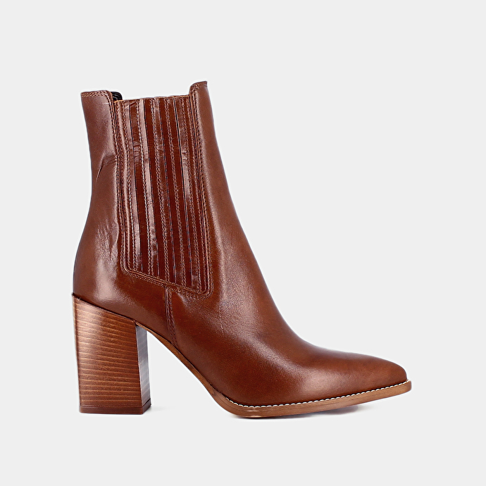 Boots à talons et bouts pointus  en cuir cognac