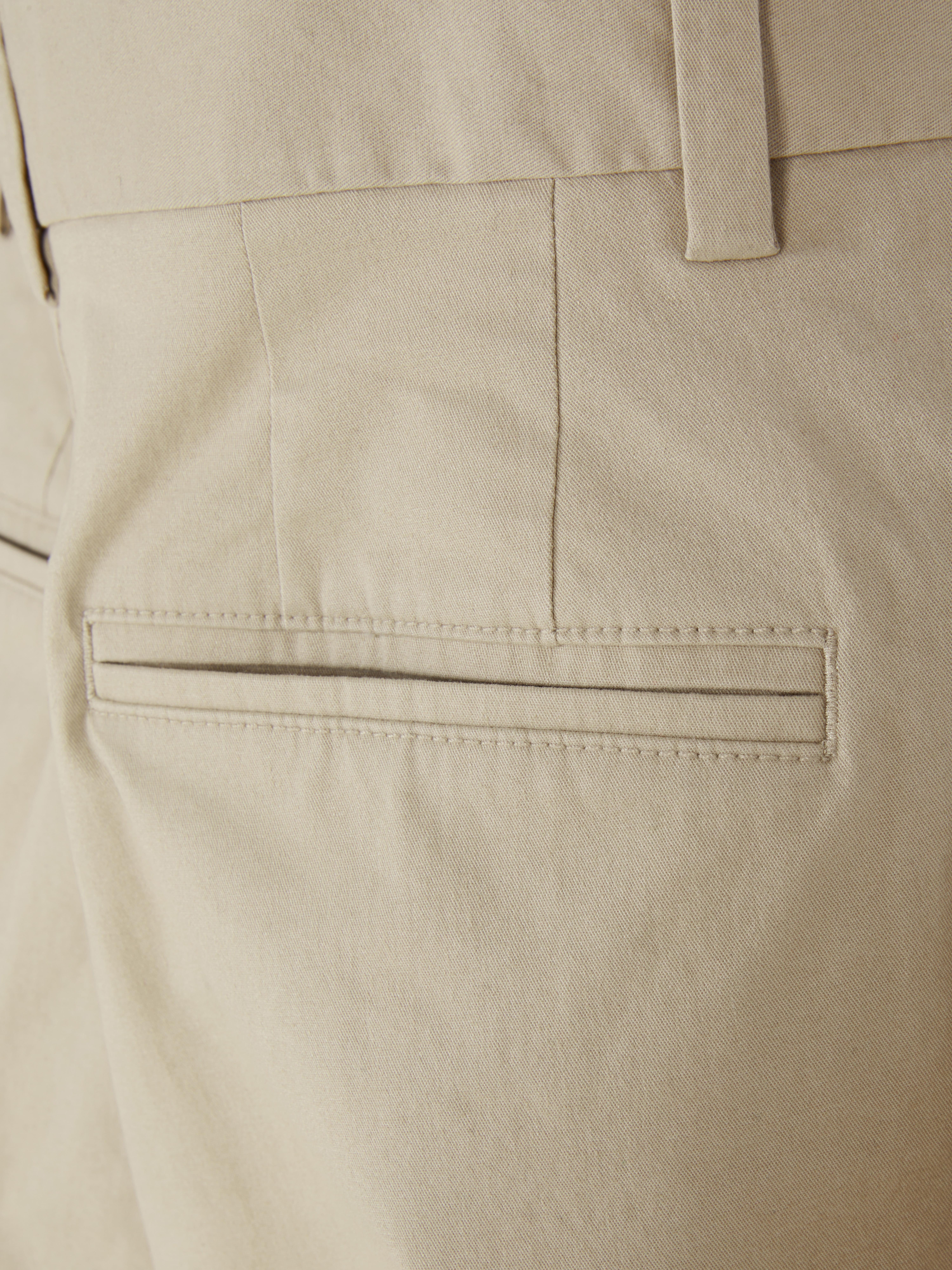 Pantaloni chino elastici cu croială dreaptă, cu închidere ascunsă cu nasturi și buzunare laterale practice