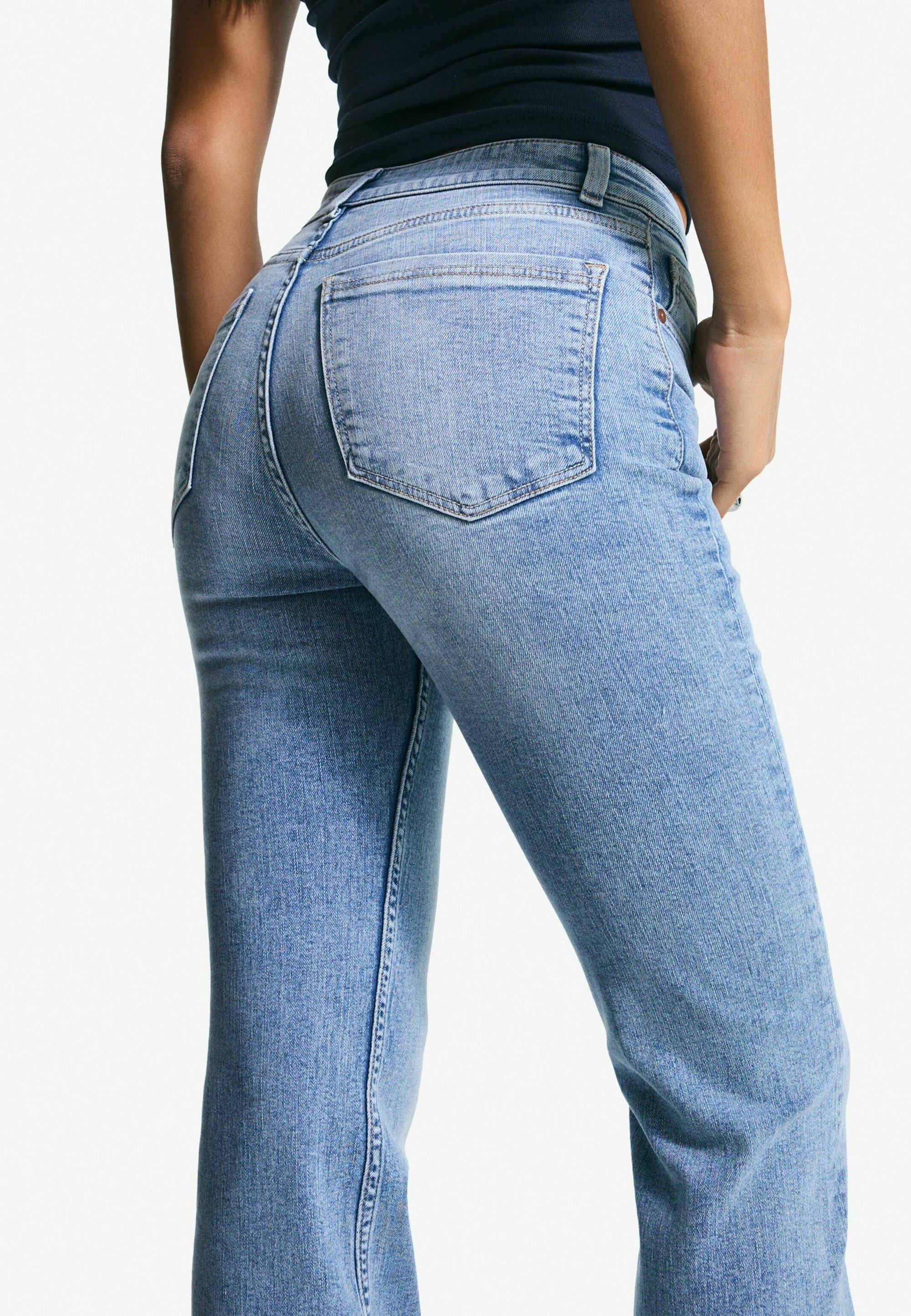 Bershka SPLIT-HEM - Flared Jeans - lichtblauwe denim