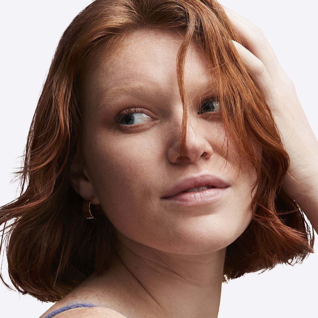 „Face & Body Studio Radiance“ itin lengvas makiažo pagrindas veidui ir kūnui. Prabangūs makiažo pagrindai.