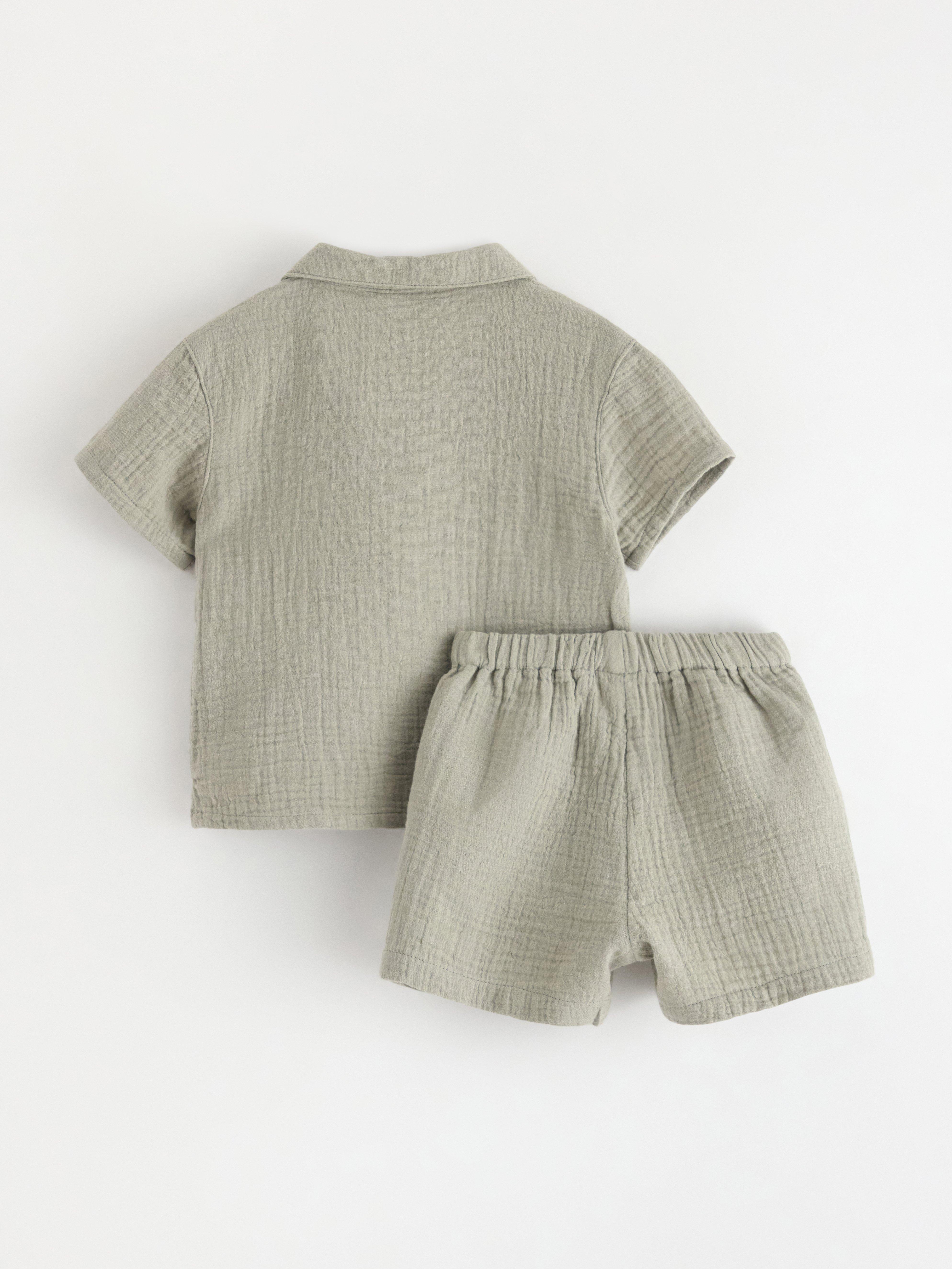 Conjunto - camisa e shorts verde-acinzentado