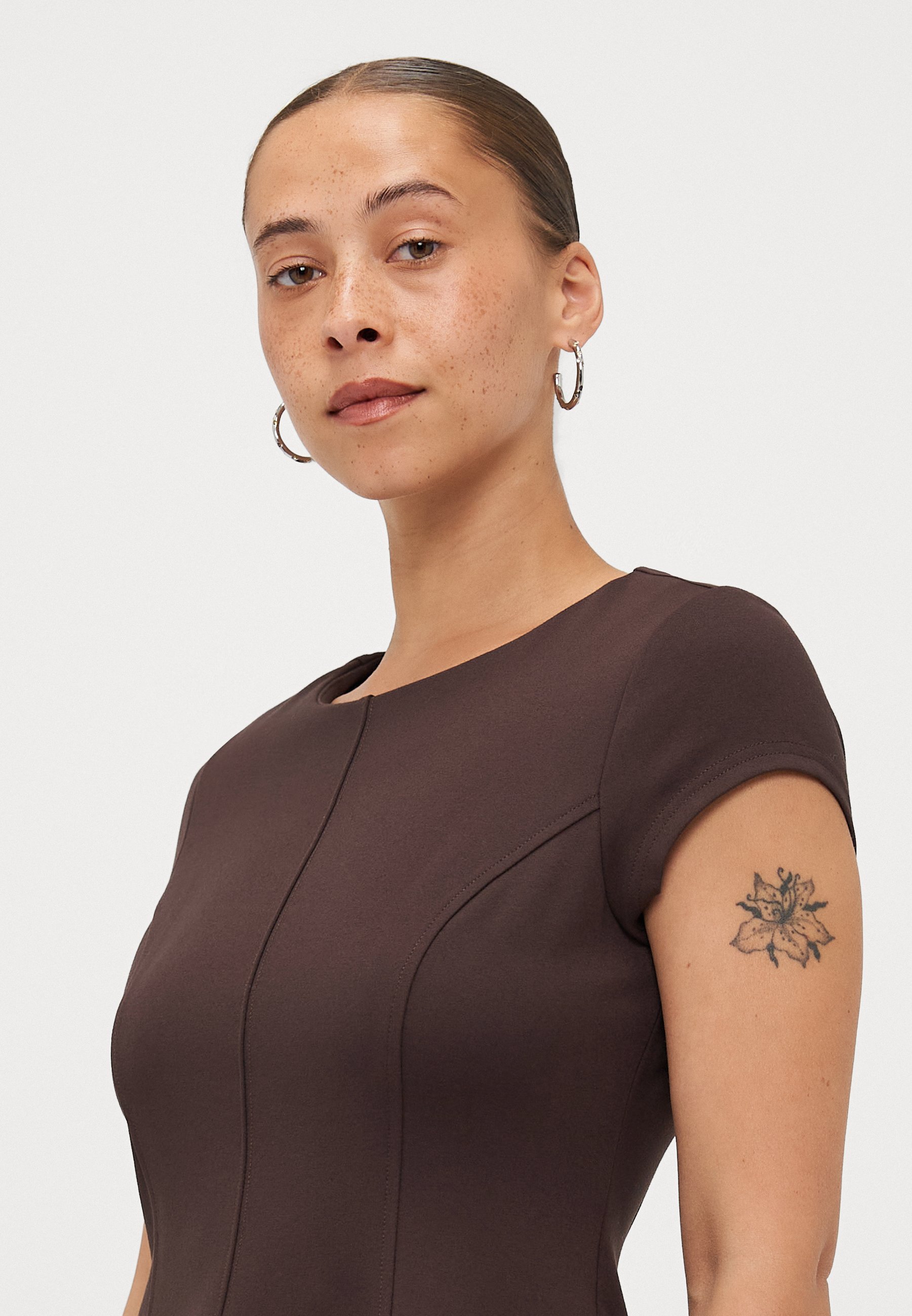 Vero Moda Petite VMJAZLYN KORTE JURK - Jersey jurk - chocoladetaart
