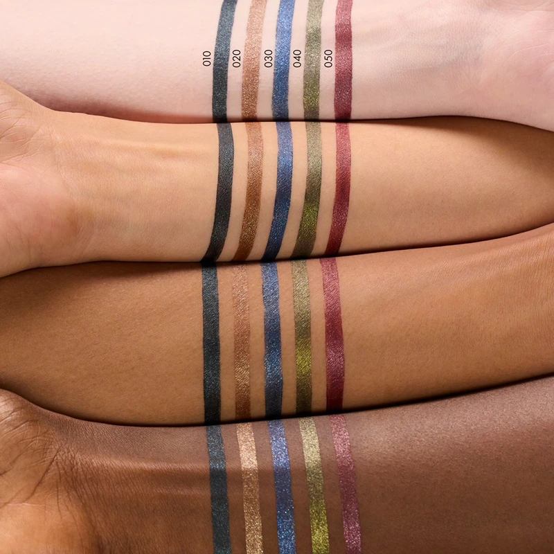 Catrice Jewel Glide Effect Eye Pencil is een waterbestendig oogpotlood dat een schitterende glans geeft.