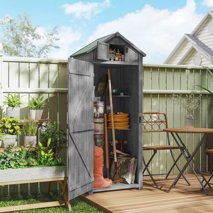 Caseta de jardín Outsunny - cobertizo para herramientas con 3 estantes, 2 puertas, techo de betún, almacenamiento exterior - madera - 77x54x179cm - gris