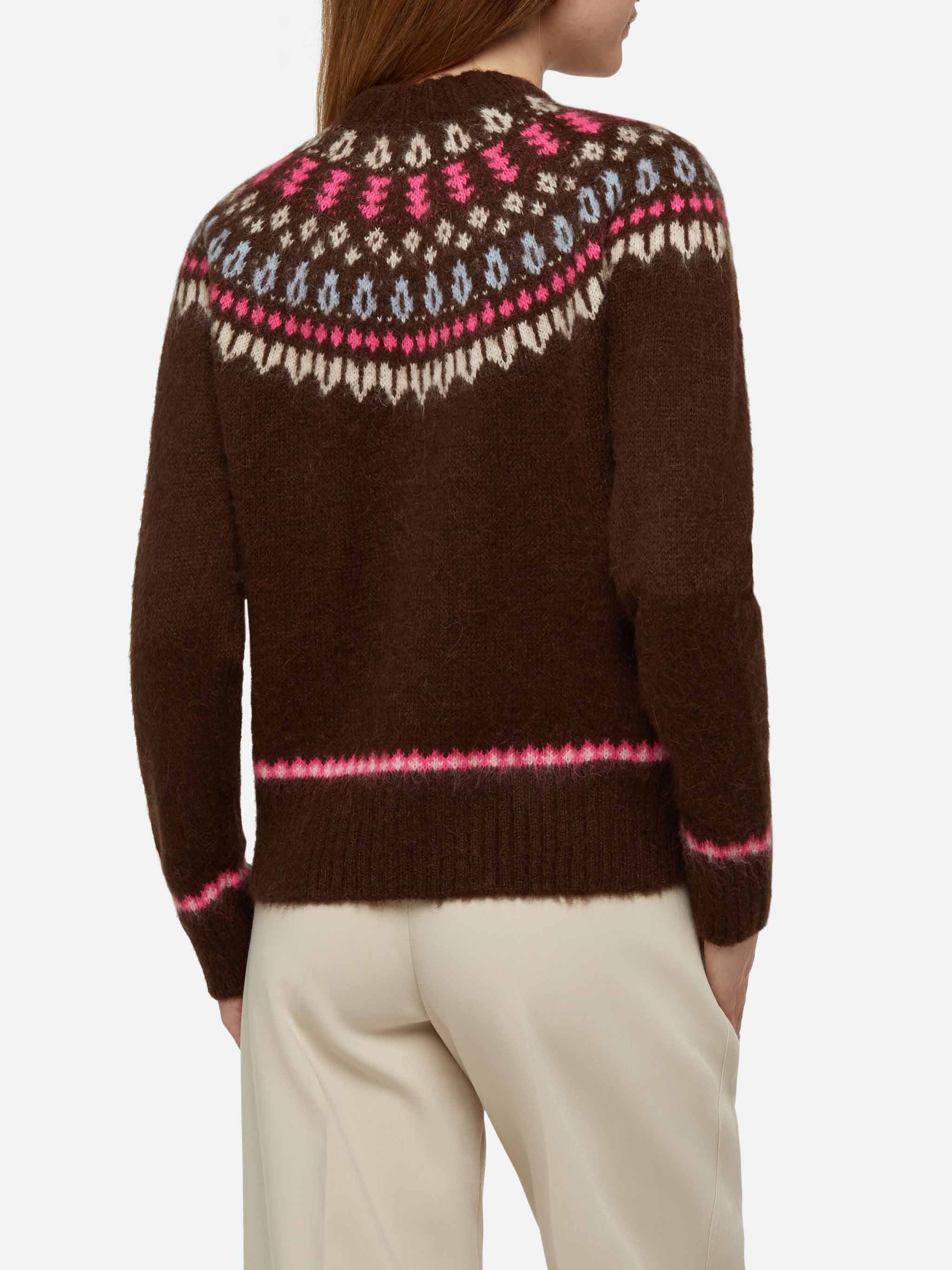 Queen Nordic zachtbruine trui met fair isle jacquard en zonneborduurwerk.