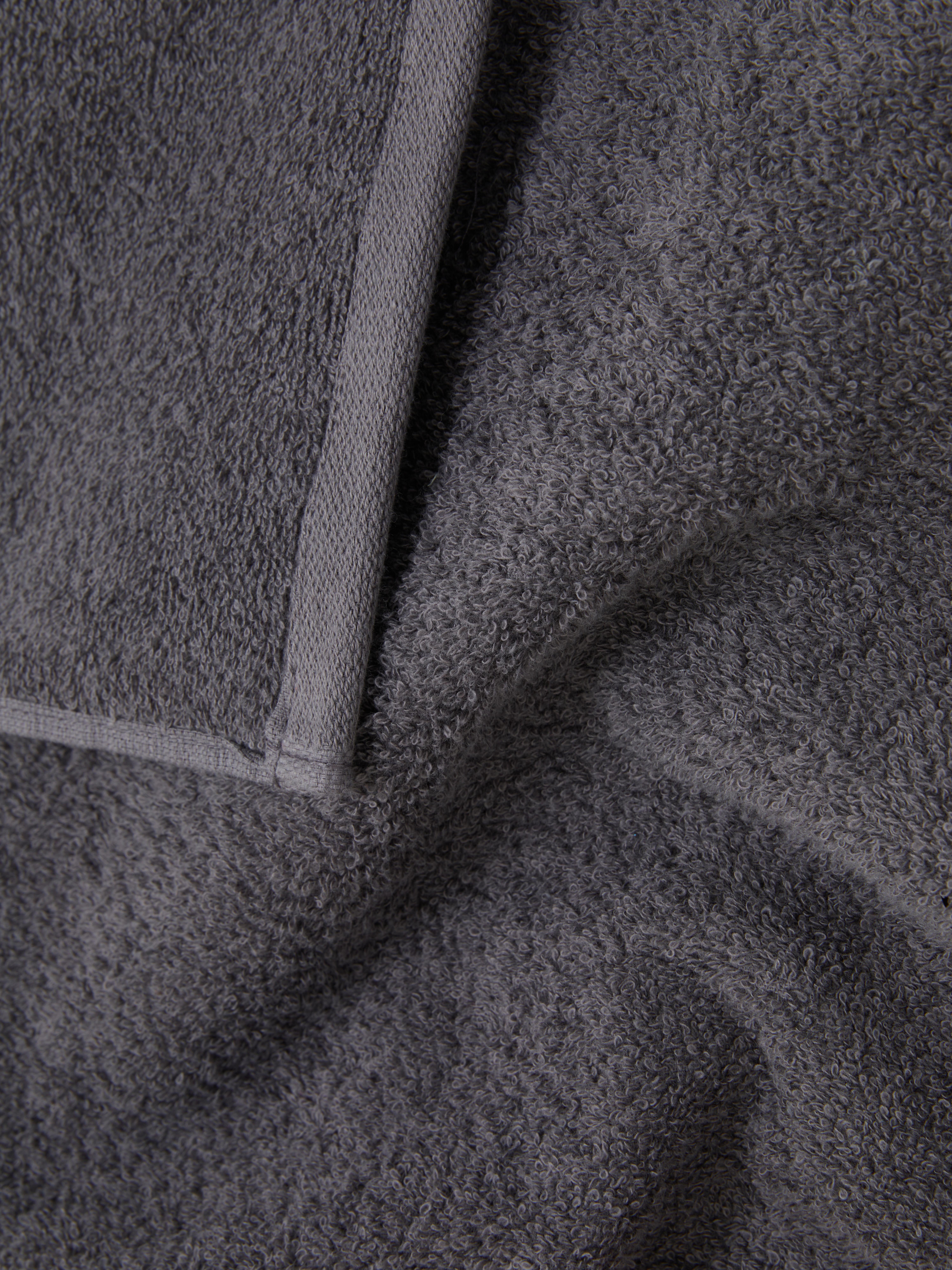 Asciugamano da bagno extra-large grigio. Esci dalla vasca in totale comfort con il nostro asciugamano da bagno in cotone.