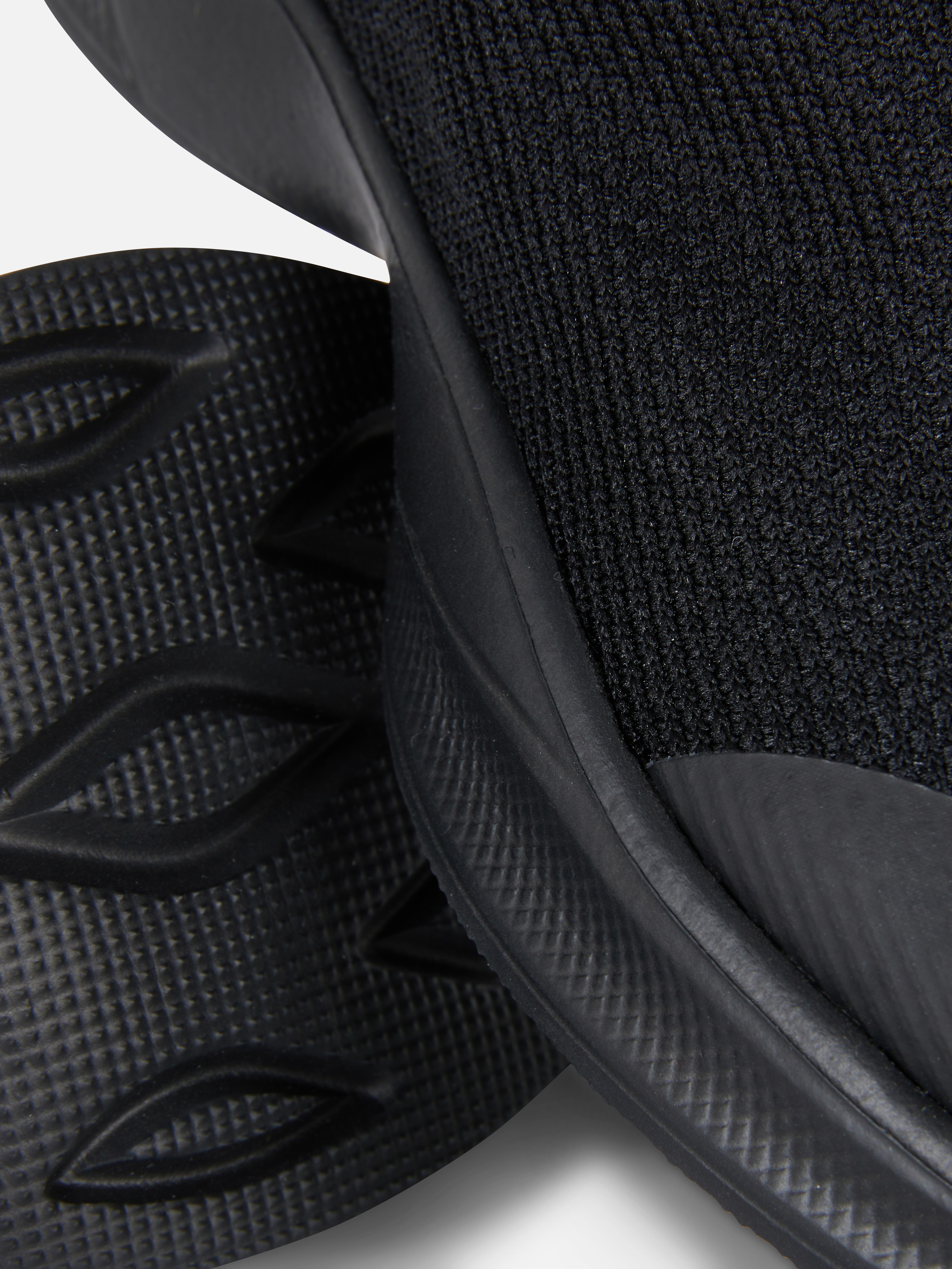 Pantofi sport slip-on din material textil. Acești pantofi must-have combină o estetică sportivă cu confortul moale!