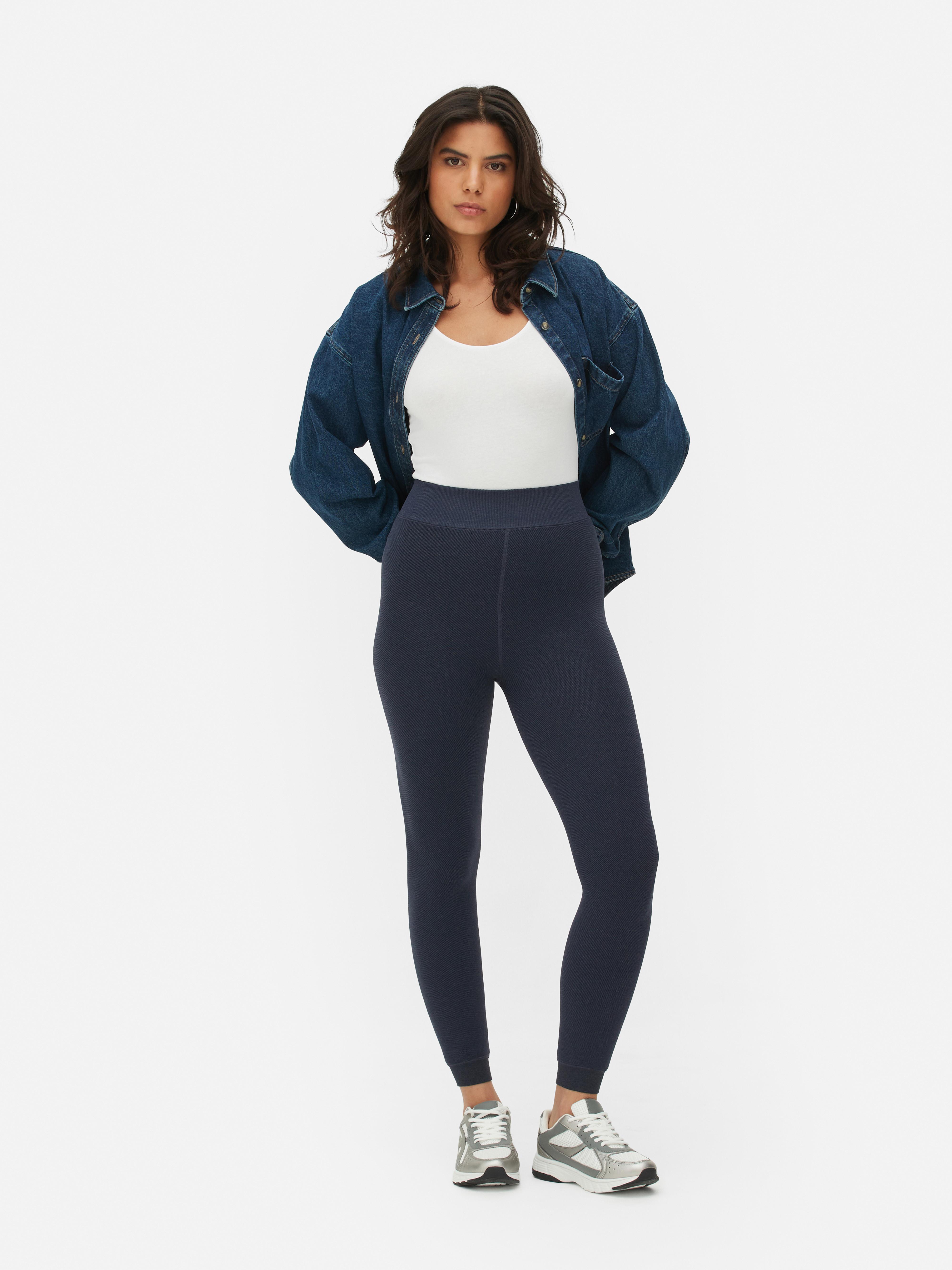 Colanți cu căptușeală catifelată și aspect denim. Acești colanți cu căptușeală moale și aspect denim reprezintă combinația perfectă între confort și stil.