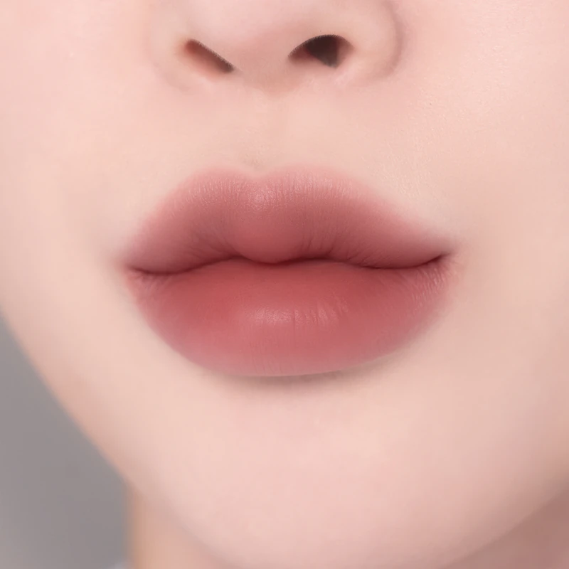 Banila Co. Romantic Blush is een multifunctioneel make-upproduct voor lippen en wangen waarmee je een perfecte look creëert.