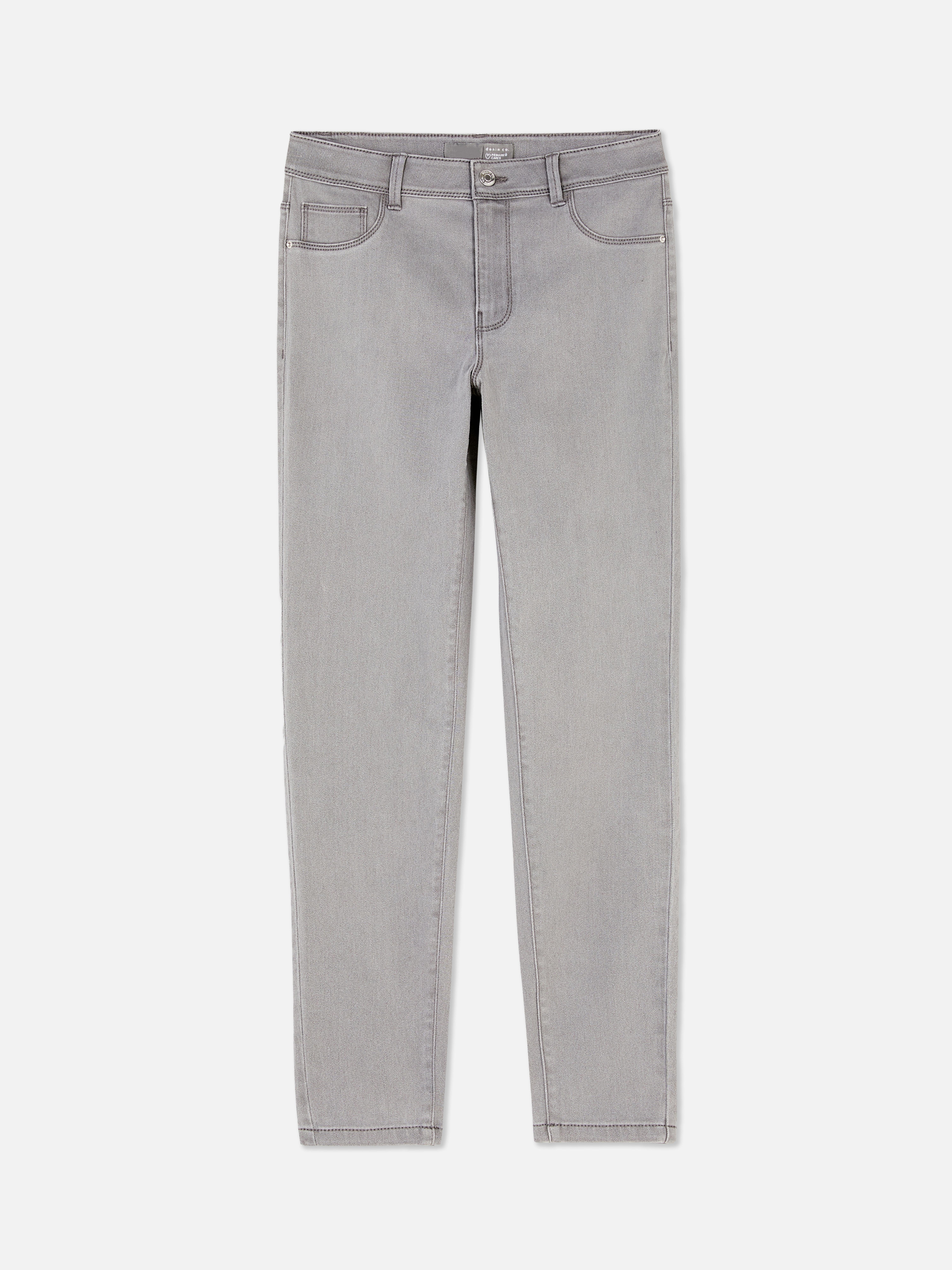 Blugi skinny simpli cu talie medie. Blugii sunt un must-have, iar noi adorăm acest stil mulat.