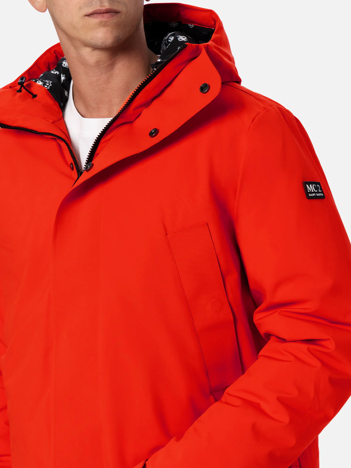 Parka naranja con capucha para hombre y forro de bandana.